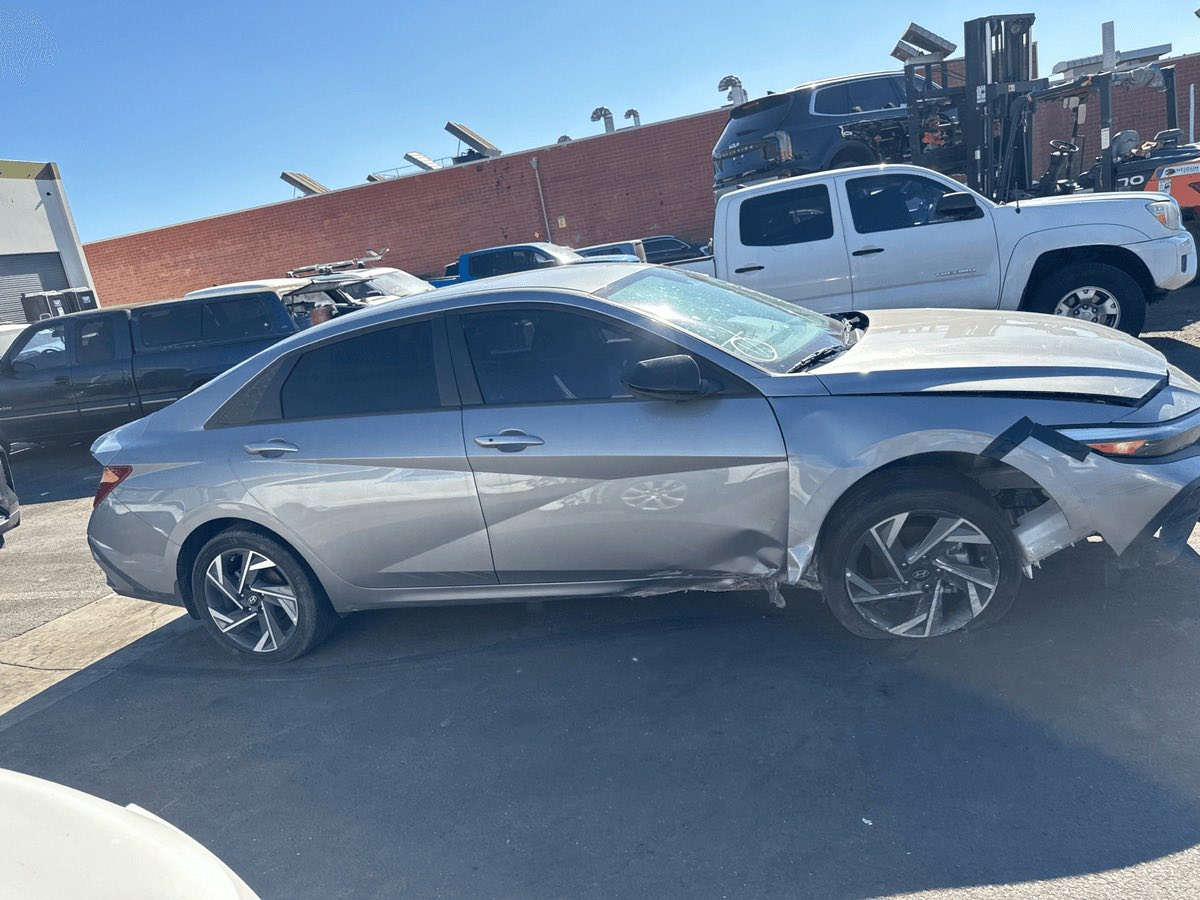 السلام عليكم النترا مديل 2025 بطريق جايه مدة الوصول تقريبا 15 يوم البيع السعر 90 شامل المزاد والفاتوره والمكتب فقط واصل مع النقل لى البصرة ب(110) ***********.
