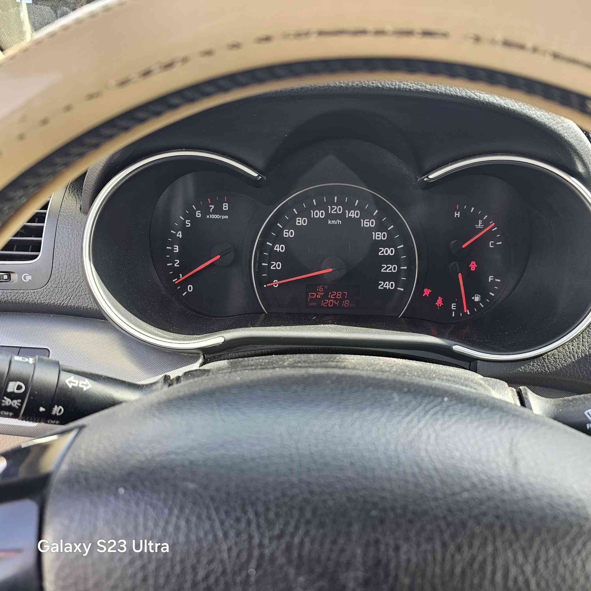 سلام علكم سورنتو مديل ٢٠١٤خليجي مكفوله من صبغ ماعدا مشر عليهن تكحيل كارت محرك (٤ )٢٤٠٠  سياره جاهزه من كلش رقم اربيل ابسمي  اتصل واني احاضرالسعر ١٥٥$وبيه مجال بصيط هاتف *********** بي وتساب ٠٧٩٠٢٥٩٩٢٥ بي واتساب
