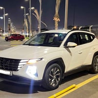 للبيع سيارة توسان 2023 وارد خليجي اللون ابيض فول مواصفات ماعدا البانور...