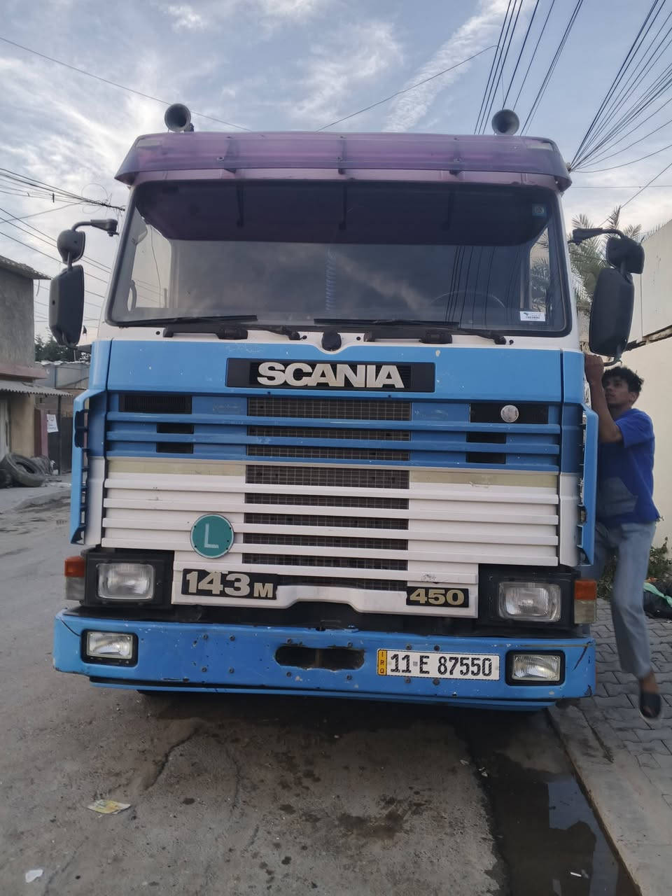 السلام عليكم سكانية 143موديل 1992سيارة بلادية مكينة 0,,,,3كير خمسة بغداد تحويل مباشر ثلاث لوحات فلات ذو جوانب متحركة السعر خاص ***********
