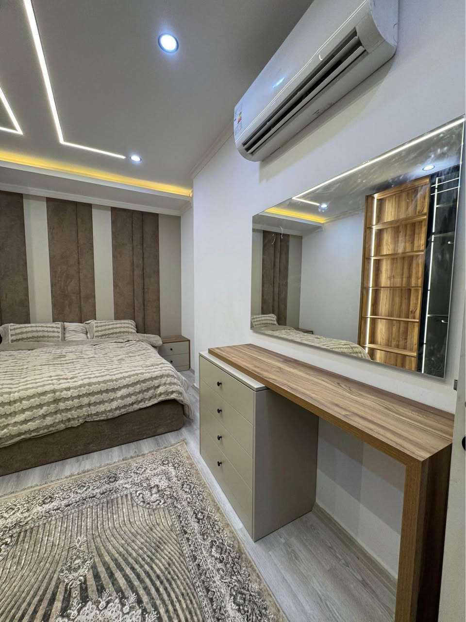 للبيع | شقة راقية جاهزة للسكن 
مفروشة بأثاث جديد بالكامل
ديكورات أنيقة وشغل نجّاري متقن 

أربيل – مجمع واو تاور
3 غرف نوم + صالة
المساحة: 170 م²

خيار مثالي للسكن العائلي أو الاستثمار
📞 للمزيد من التفاصيل:
0750 260 0505 أربيل, العراق
