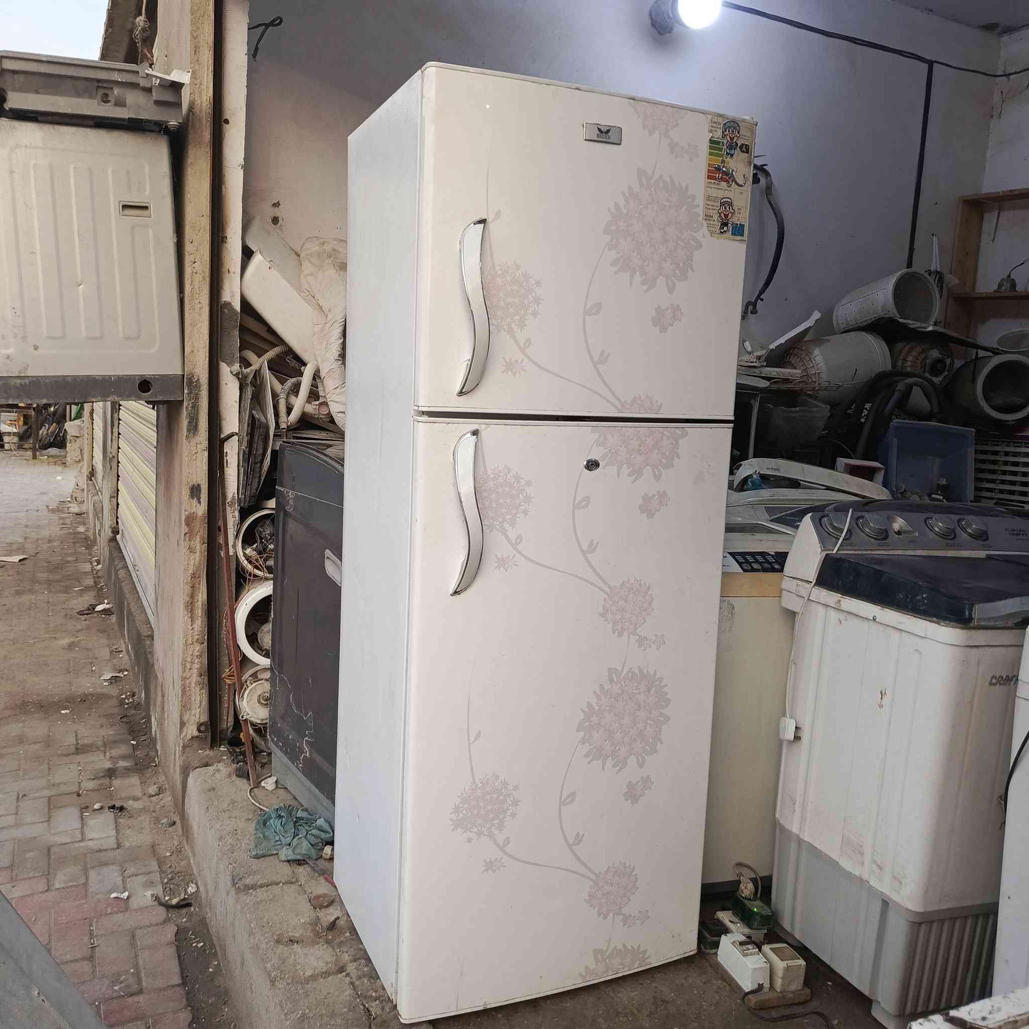 ثلاجه شغاله على ضمان سعر 150 العنوان كربلاء القادسيه قرب امحطه ***********
