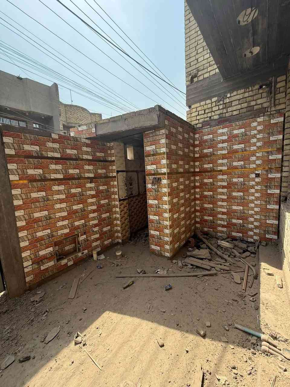 السلام عليكم …
دار للبيع المساحة 150m طابو صرف موقع الدار البلديات شارع 30 اليؤئن 

الطابق الاول يحتوي على غرفة  +مناور عدد 2 +حمام خارجي وداخلي   + كراج +صالة + استقبال 

الطابق الثاني يحتوي على ثلاث غرف + صالة + حمام 

الطابق الثالث يحتوي على  بيتونه + سطح امامي وخلفي 

بناء الدار سنة 2023 درجة اولى من سيراميك رفت شتايكر لبخ 

شباك باب  كهرباء مجاري ماء كامل  

للاسفسار الاتصال بالرقم ***********
