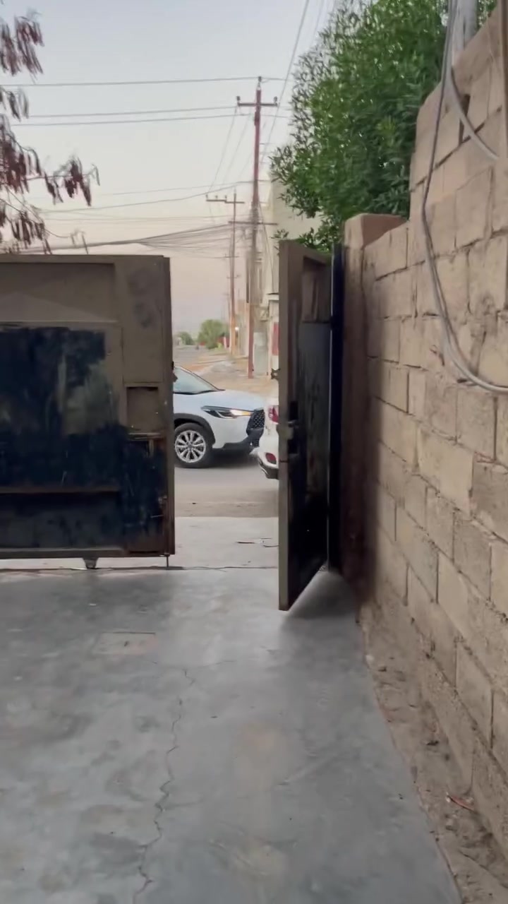 بيت للبيع ٢٠٠م شارع ٣٠ومقابيله شارع ٣٠ طابقين ٥كيلو قرب جامع حذيفة ابن اليمان عرض تجاري وبسعر مناسب جداً 
الطابق الارضي غرفتين نوم وصاله وستقبال ومطبخ وصحيات خارجية وداخلية وترك 
الطابق الثاني غرفتين نوم وصاله وسطح 
البيت طابو صرف تحويل مباشر 
علما سعر القطعه ١٠٠ مليون 
البيت كامل من الداخل بورسلين وحزام ١٢٠ 
جان ماجر ب٤٠٠الف يرهم سكن ويرهم تجاره 
نقصه بس واجهيه ولبخ الداير 
السعر ١١٥ مليون 
مكتب كريم العبيدي 
***********

