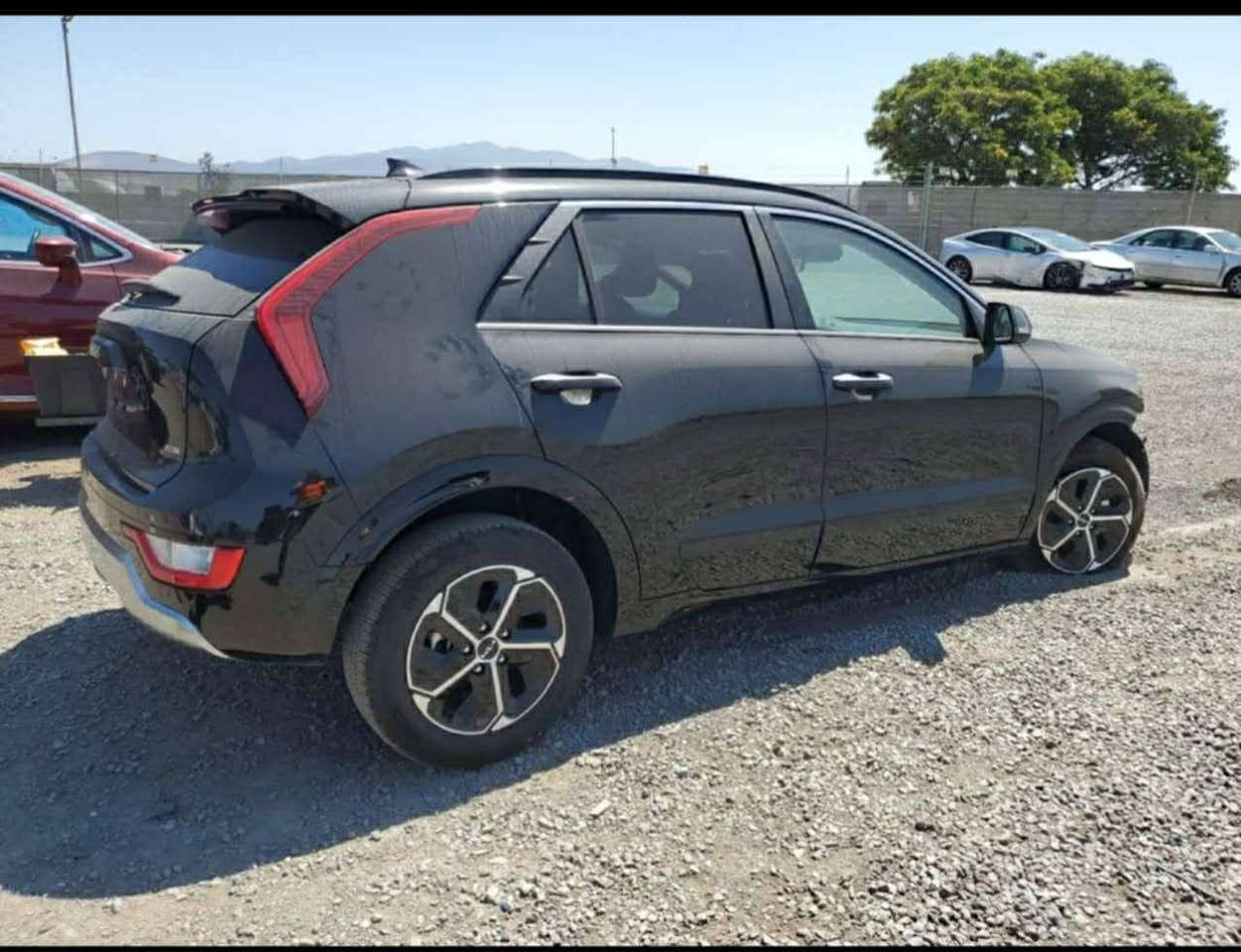 السلام عليكم كيا نيرو للبيع او مراوس موديل ٢٤ماشية ١٦ سيارة فول مواصفات للاخير حادث بالصور بدون ايرباك ***********رايدها ب١٧٠وبيها مجال
