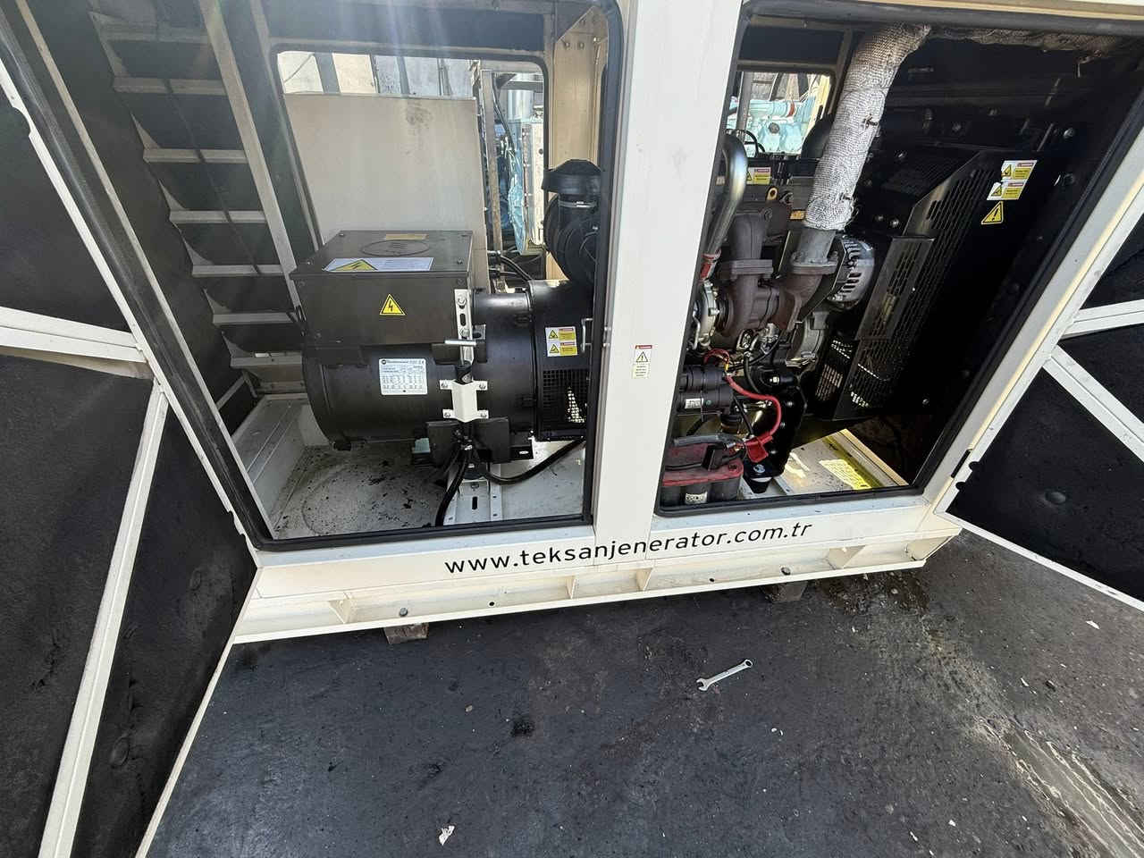 السلام عليكم
بيركنز 3 سلندر سوبر اوربي 
65kva 
كاتم تكسان 
موديل 2015
ساعات العمل 1000 ساعه فقط 
وضع بلاد شركة  
أربيل صناعه جنوبيه 
نظام اوتو حمايه فول اوتماتيك
وضع بلاد شركة  
🚚يوجد توصيل الى جميع المحافظات وبضمان🚚
🚚كياندن هةية بو هةموو شاركان بةكرينتى🚚
 للاستفسار:
 ابو علي 
***********
***********
***********
