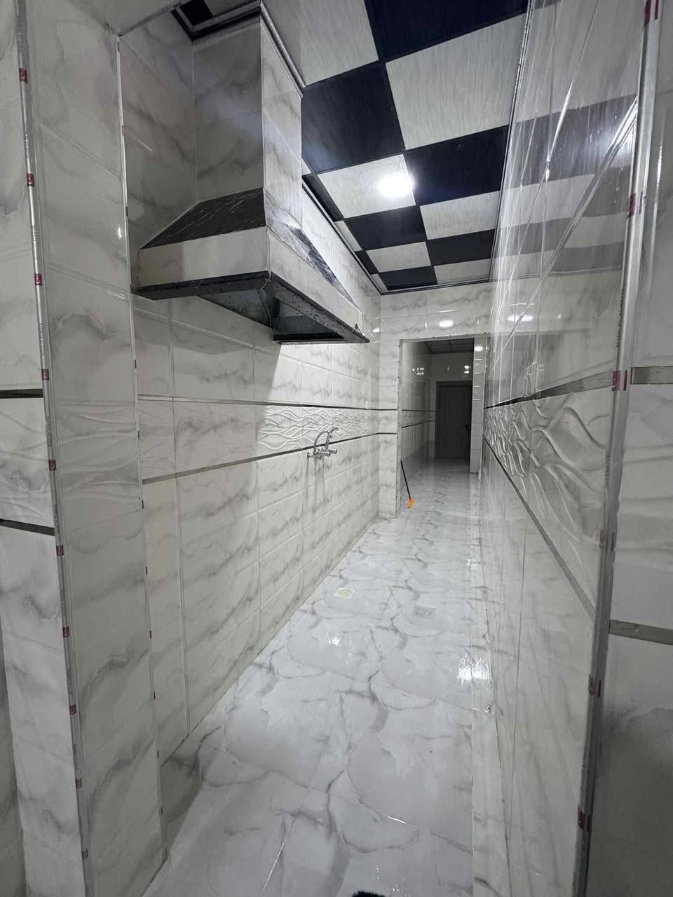 دار للبيع  طابقين في مشيرفة الثانية ظهر شارع ٣٠ الأول..
المساحة 150 م
 يتكون الطابق الأرضي من غرفتين نوم واستقبال ومطبخ وهول داخلي ومشتملات .. الطابق الأول ٣غرف نوم ومشتملات ... 
الدار سقوف ثانوية وسيراميك .. وبورسلين ..الدار بناء حديث الاتصال على الارقام التالية 
***********
***********
ابو اوس الحيالي 
مكتب الاوس
