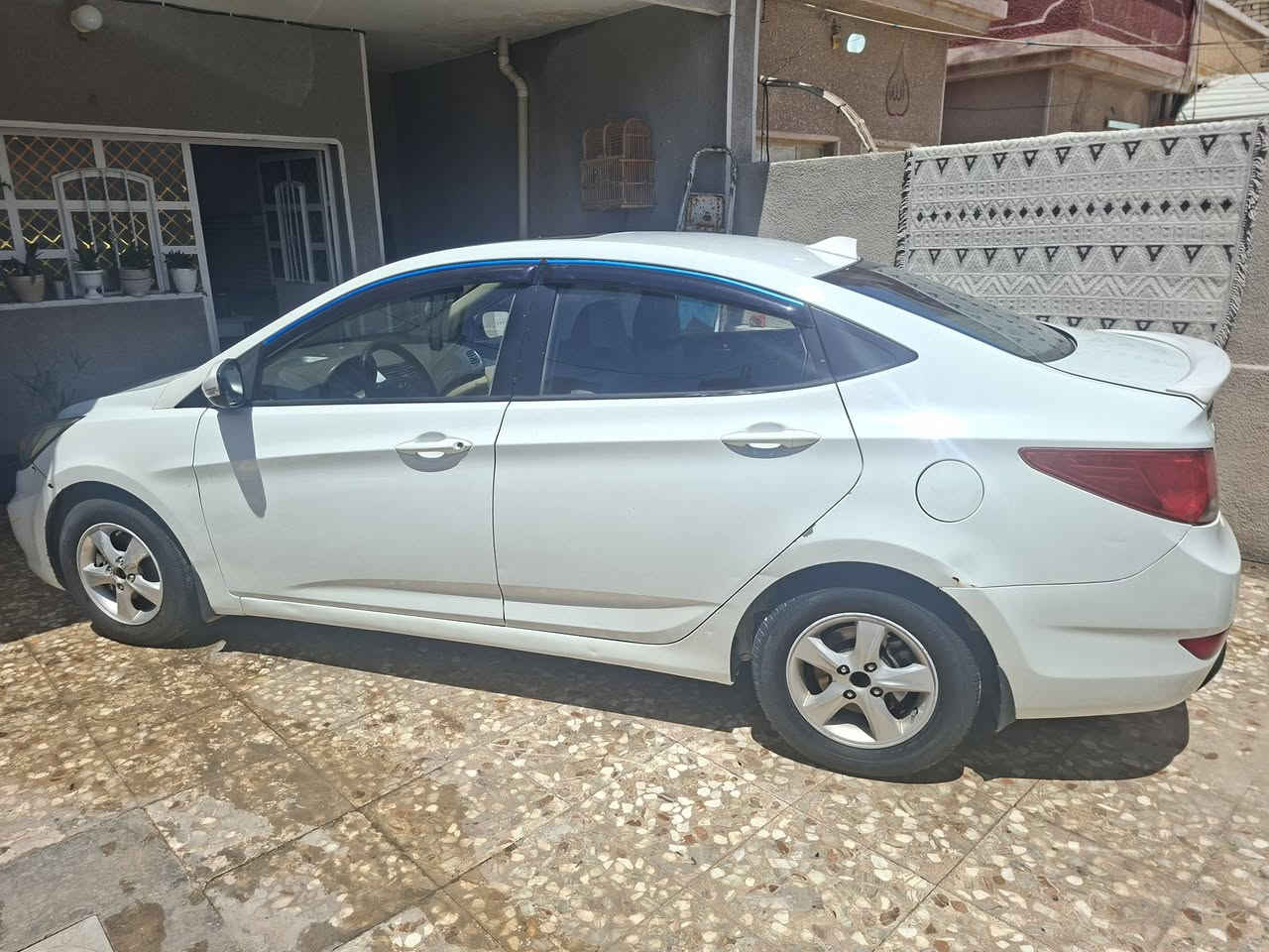 السلام عليكم 
اكسنت خليجي موديل 2011
محرك 1600 دوش 
فول مواصفات
تحكم جهتين 
فتحة سقف 
مانع انزلاق
 عدا البصمة
بيها  جاملغ وباب جهة السايق 
و جاملغ امامي عكس السايق
السعر 83 
للاستفسار ***********
