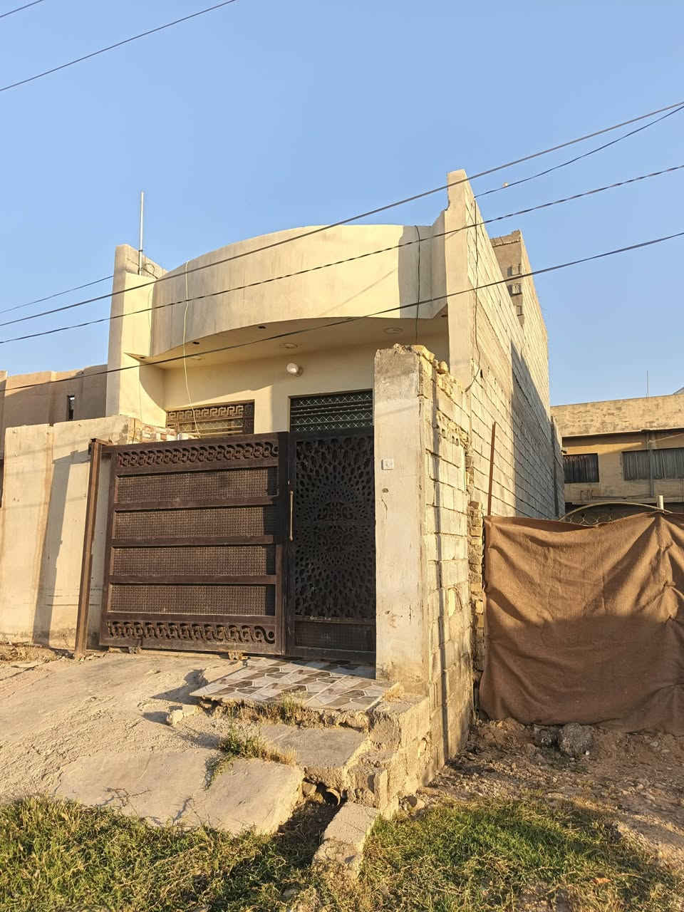 بيت ١٠٠ قاط واحد كامل على شارع ٣٠ خدمات ماء كهرباء مجاري وشوارع قيد الإنشاء كاطون الرازي خلف المشروع قرب مدرسه التربيه ‏‪***********‬‏
