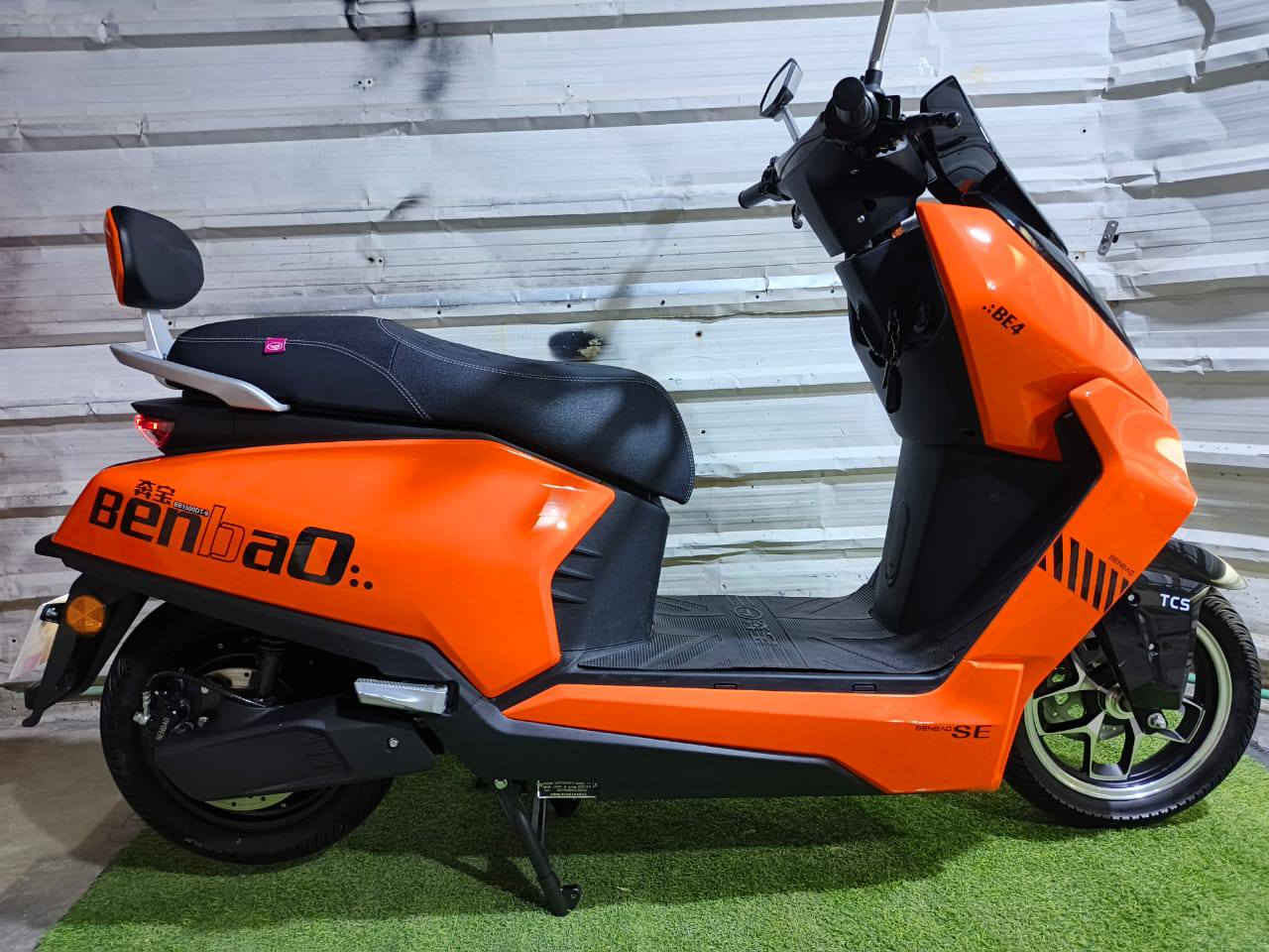 السلام عليكم للبيع دراجه شحن  Benbao موديل2025 دراج جديده زيرو بعدها ما ماشيه وضع شركه مكفوله من الشخط لون مميز صار 20 يوم من ماخذيها وصل المعرض بيها
تفاصيل الدراجه
شاشه كبيره تكشف العطل وتنبيهات 
بريك امامي خلفي دسك هايدروليك 
حساس بريك امامي خلفي 
عدد السويجات 2 البصمه 1 نضام السرقه
لايت عالي ناصي زنون
شمعله لد بل بجم ترحيب 
دبل اشاره 
مانع تزحلق
جنطه كهرباء 
مثبت سرعه 
مخرج USB لشحن الهاتف
اشاير يمين يسار لد
نضام بك
نضام بارك الوقوف المستمر
ملف الدراجه 2000
عدد البطاريات 6 مصطره الكبار
سرعه الدراجه 90
تقطع مسافه بل شحنه الوحده 75 كيلو
شاحنه تدعم الشحن السريع وليقاف الذاتي عند الامتلاء
تايرات حجم 12 
كشن طبي جلاتين 
طلاعات خلفيه لراكب الخلفي
مساحه تخزين واسعه
الشراي يتفضل خاص او التصال عله الرقم ***********
مكان الدراجه بغداد الكاظميه
سعر الدراجه 900 بيها مجال بصيط
