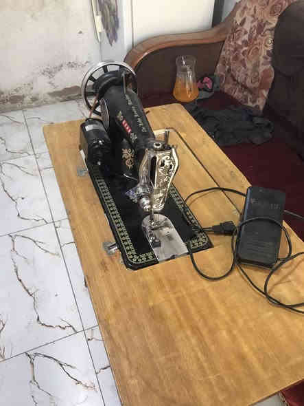 مكينة خياطة اصلية شغالة على الفحص مكينة وماطور ودواسة وميز السعر ٦٥ المكان نجف حي ميسان ***********
