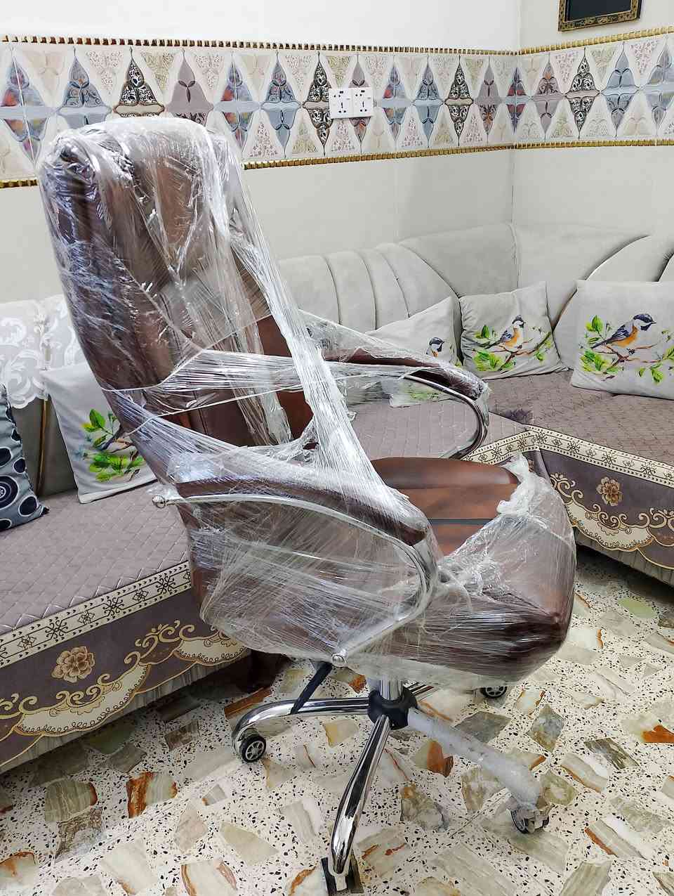 كرسي مكتبي عالي محسن درجة اولى ما مستعمل جديد للبيع السعر 110وبي مجال ***********
