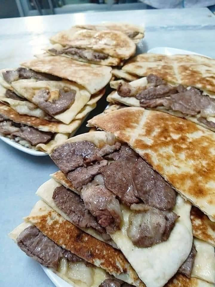 السلام عليكم يوجد شيف معجنات مناقيش وفطائر والحم بعجين  على أصولها .  بيتزا أيطالية وأميركية وخبز منفوخ بالاضافة  لتحضير شاورما على اصولها درجة اولى متمكن  من عمله خبرة 30 سنه مع شهادة من المهن المحترفين  مدرب ومختص  بالتعليم العالي حيث نحو التطور هذا البوست لأصحاب العمل  يلي حابب يفتح مشروع جاهزين  ويلي حابب يتعلمها شباب او بنات يوجد تعليم والتكلفة  محسومة  طبعن من ألف للياء  طبعن فترة الدورة شهر فقط . طبعن ضمن بغداد وللمحافظات  يوجد عندي كوادر من الجميع  الأقسام شباب وبنات  الرجاء   للتواصل عبرا الاتصال فقط  ***********
