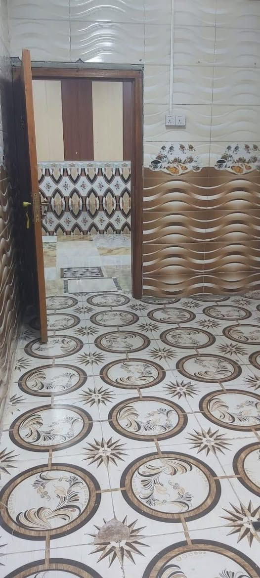 بيت للايجار في المعقل يحتوي غرفه وصاله ومطبخ ومشتملات وطارمه صغيره السعر 300 الف قفل
واتس ***********
