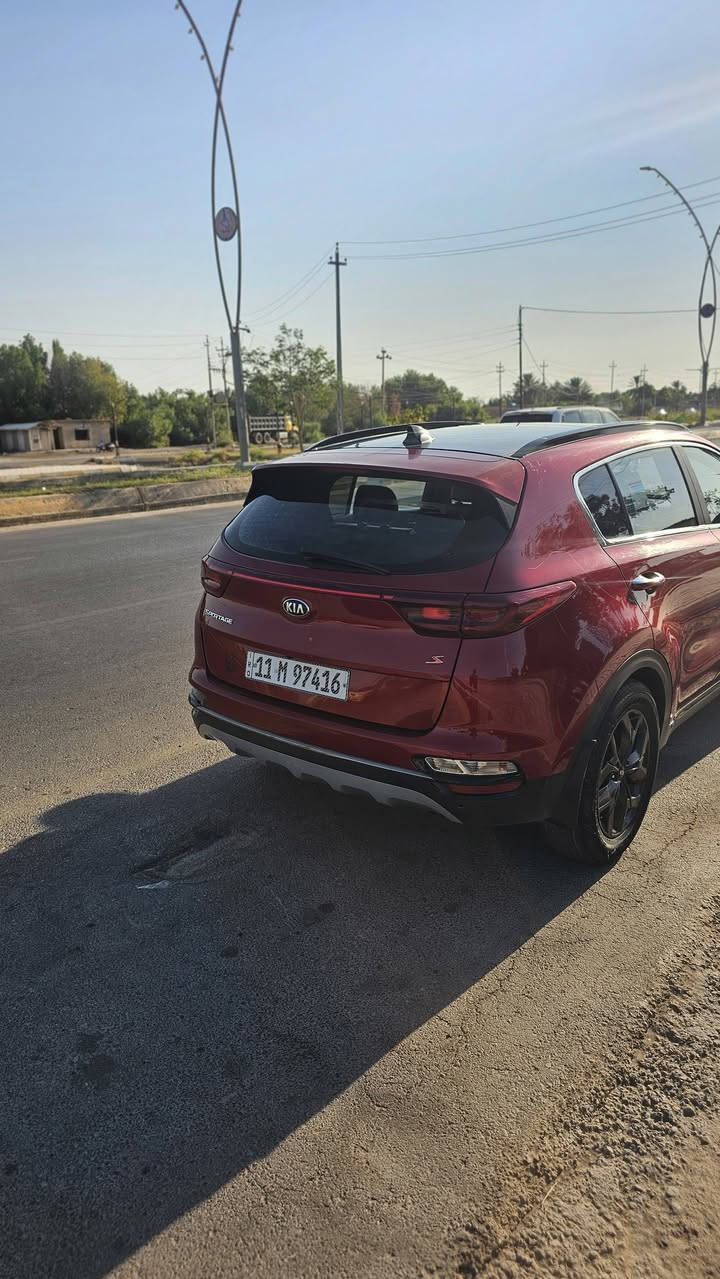 🚗 كيا سبورتج 2020 فئة S (وارد أمريكي) – رقم بغداد 🚗
الموديل: 2020
الفئة: S (مواصفات رياضية ومميزة)
اللون: أحمر ماروني مميز
اللوحات: بغداد (التحويل مباشر)
📌 مواصفات وحالة السيارة:
الوضعية الميكانيكية: السيارة بحالة مميزة جداً، جاهزة للاستخدام اليومي والسفر، ولا تحتاج إلى أي مصاريف ميكانيكية أو صيانة.
البودي الخارجي (بكل شفافية وأمانة): السيارة بوضعها الطبيعي وتوجد بها بعض الملاحظات البسيطة السطحية الموضحة بالصور:
شخوط واضحة على جهة الأبواب (ابن جوارينة راسم على السيارة 😂🤦🏻)
أثر جراد خفيف مع ضرر بسيط جداً على طرف البننيد بجانب اللايت الأمامي.
ضربة بسيطة جداً على الدعامية الخلفية بجانب البك لايت (صفحة السائق).
💡 ملاحظة: الملاحظات الخارجيّة تم تصويرها بدقة لضمان الشفافية واختصار وقت المعاينة 
السعر المطلوب: 160 ورقة 
المرونة: السعر بيه مجال للطيبين 
📞 للتواصل والاستفسار:
مكان تواجد السيارة: واسط / الكوت
رقم الهاتف: [***********] واتساب أو التواصل عبر الخاص
