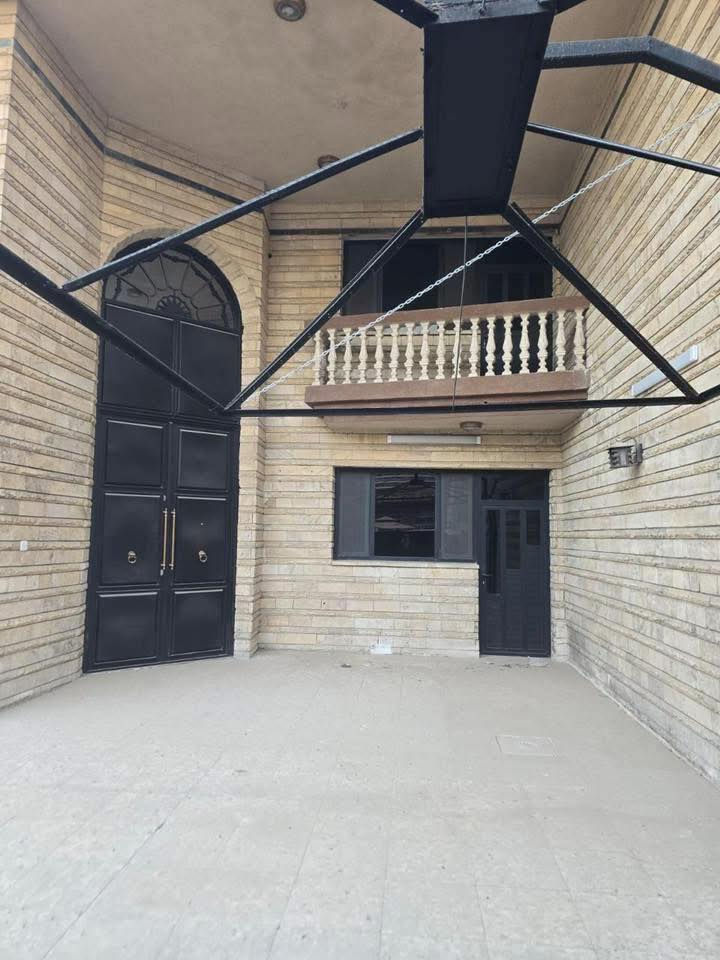 #للايجار____في____السيدية
⭐ درجة أولى

المحتويات:

 • 4 غرف نوم 2 ارضي +2 طابق اول 

 • صالة

 • هول داخلي

 • مطبخ

 • خدمات عدد 3

🚗 كراج + حديقة

✨ العقار جديد وجاهز للسكن

💰 بدل الإيجار:

2 مليون قفل

الدفع كل شهرين

👨‍👩‍👧 مطلوب عائلة – 

📞 للاستفسار:

***********

***********

واتساب 

📍
