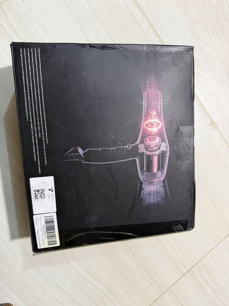 مجفف شعر احترافي من طراز "Dekuri Professional Hair Dryer" يأتي باللون الأسود.القوة: يعمل بقدرة 2000 واط.المميزات: يتضمن ملحقات مثل الناشر (Diffuser) وفوهة التصفيف (Styling nozzle).التشغيل: يتميز بوجود ثلاث إعدادات للحرارة وسرعة قابلة للتعديل.


**إذا كنت صاحب هذا الإعلان وتريد حذفه لأي سبب، رجاءا أرسل رسالة إلى الدعم الفني**