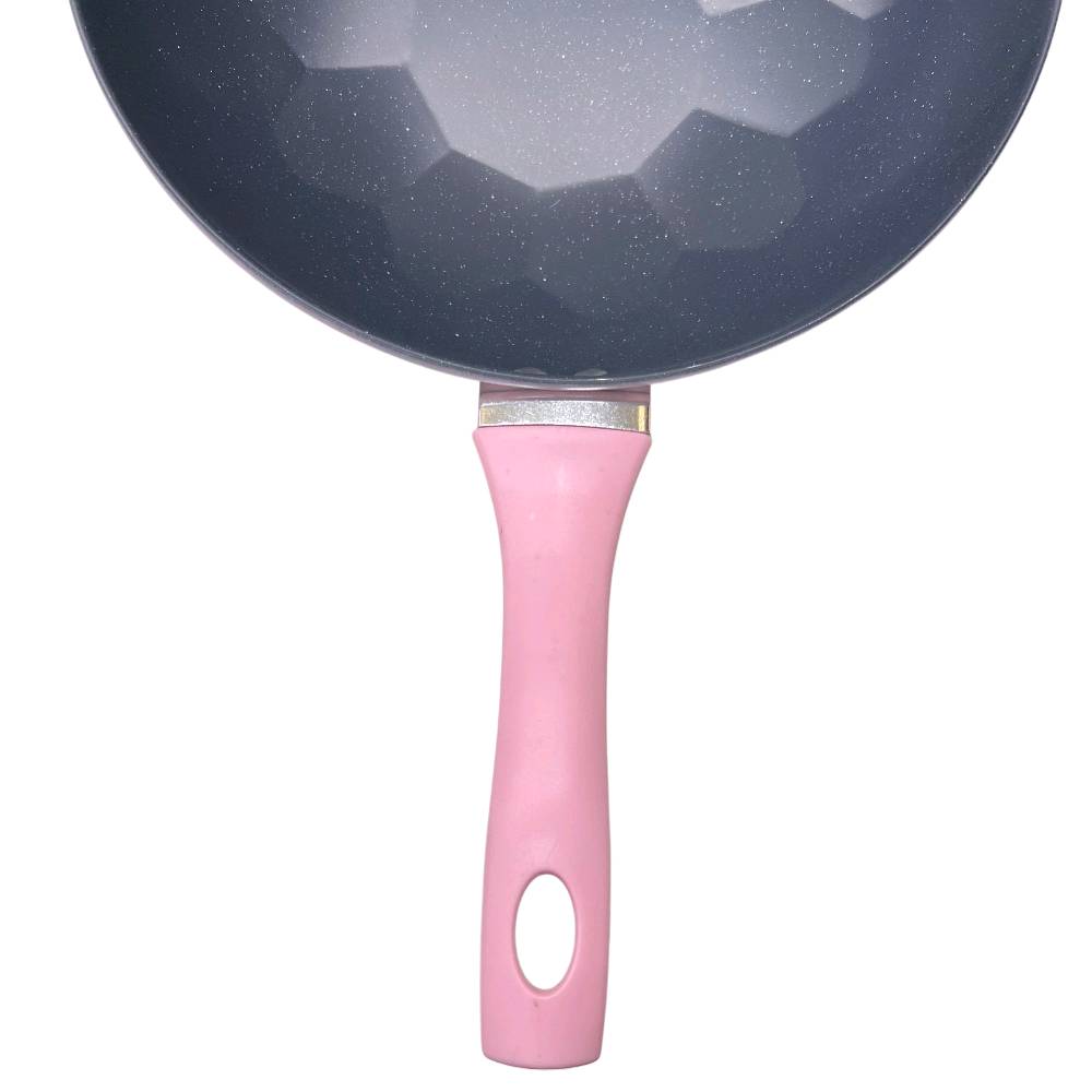 مقلاة عميقة باللون الوردي وتصميم خلية النحل

تجمع هذه المقلاة بين التصميم العصري الأنيق والأداء العملي، لتكون إضافة مميزة ومبهجة لمطبخكِ بفضل لونها الوردي وتصميمها الداخلي الفريد.

• تصميم داخلي مبتكر: تتميز بنقشة "خلية النحل" (Honeycomb) في القاعدة التي تساعد في توزيع الحرارة ومنع التصاق الطعام.

• عمق مثالي: تأتي بتصميم "ووك" (Wok) عميق يتيح لكِ القلي، التحمير، وطهي كميات كبيرة من الطعام بسهولة.

• مقبض مريح: مزودة بمقبض وردي متين مصمم لراحة اليد أثناء الحمل والتحريك، مع فتحة للتعليق لسهولة التخزين.

• سطح غير لاصق: الطبقة الداخلية باللون الرمادي المنقط (غرانيت) تضمن سهولة تنظيف المقلاة بعد كل استخدام.

• جودة التثبيت: المقبض مثبت ببراغي ثنائية قوية لضمان الاستقرار والأمان التام أثناء الطهي.

• النوع: مقلاة عميقة (Wok).
• اللون الخارجي: وردي (Pink).
• اللون الداخلي: رمادي منقط بنمط خلية النحل.
• المادة: معدن مطلي بطبقة غير لاصقة مع مقبض حراري.
• طريقة التثبيت: براغي تثبيت ثنائية للمقبض.