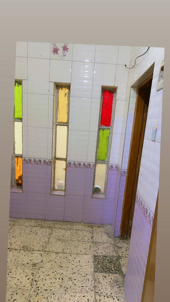 سلام عليكم من رخصت الادمن دار للبيع المساحة ٢٠٠متر يحتوي على غرفه نوم ومطبخ وهول وستقبال في طابق الارضي وثلاث غرف نوم في الطابق الاول ويحتوي على محلات تجارية عدد ٢ الموقع الأمين الثانية الشارع الرئيسي الفاصل بين لامين والمعلمين قرب الصيدلية النظامية ٠٠٤٤٧٩٥٨٥٧٣٠٩٠اتصال وات ساب***********
