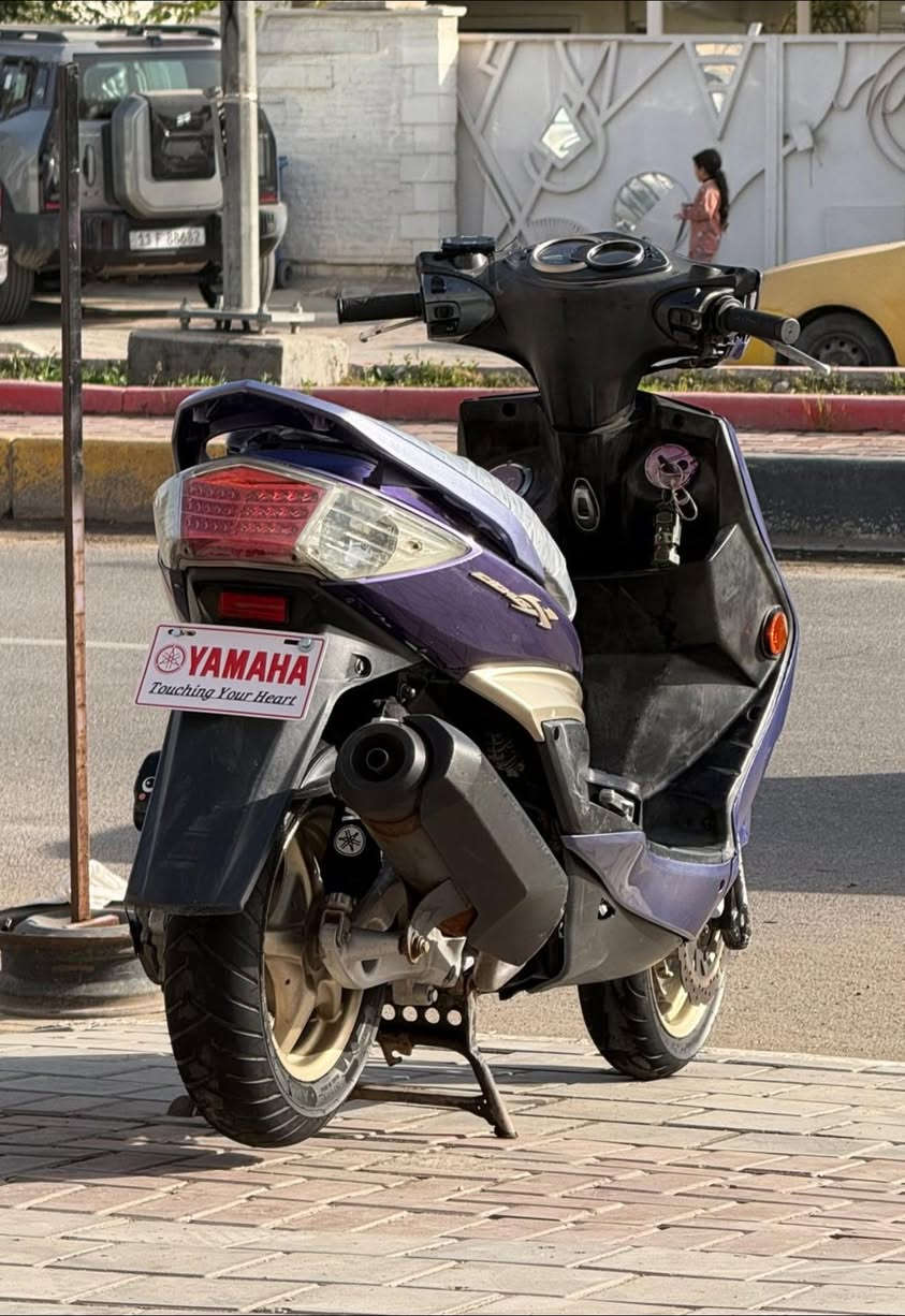 سلام عليكم
سكنس فحل طلاعات لون بنفسجي مميز 
دراجة بلادية بيها صالنصة رياضي ويدات بريك وقبغ فلاوين وحوزة وبيها نواعم كفالة الدراجة العنوان بغداد البنوك الشراي يتصل ***********
