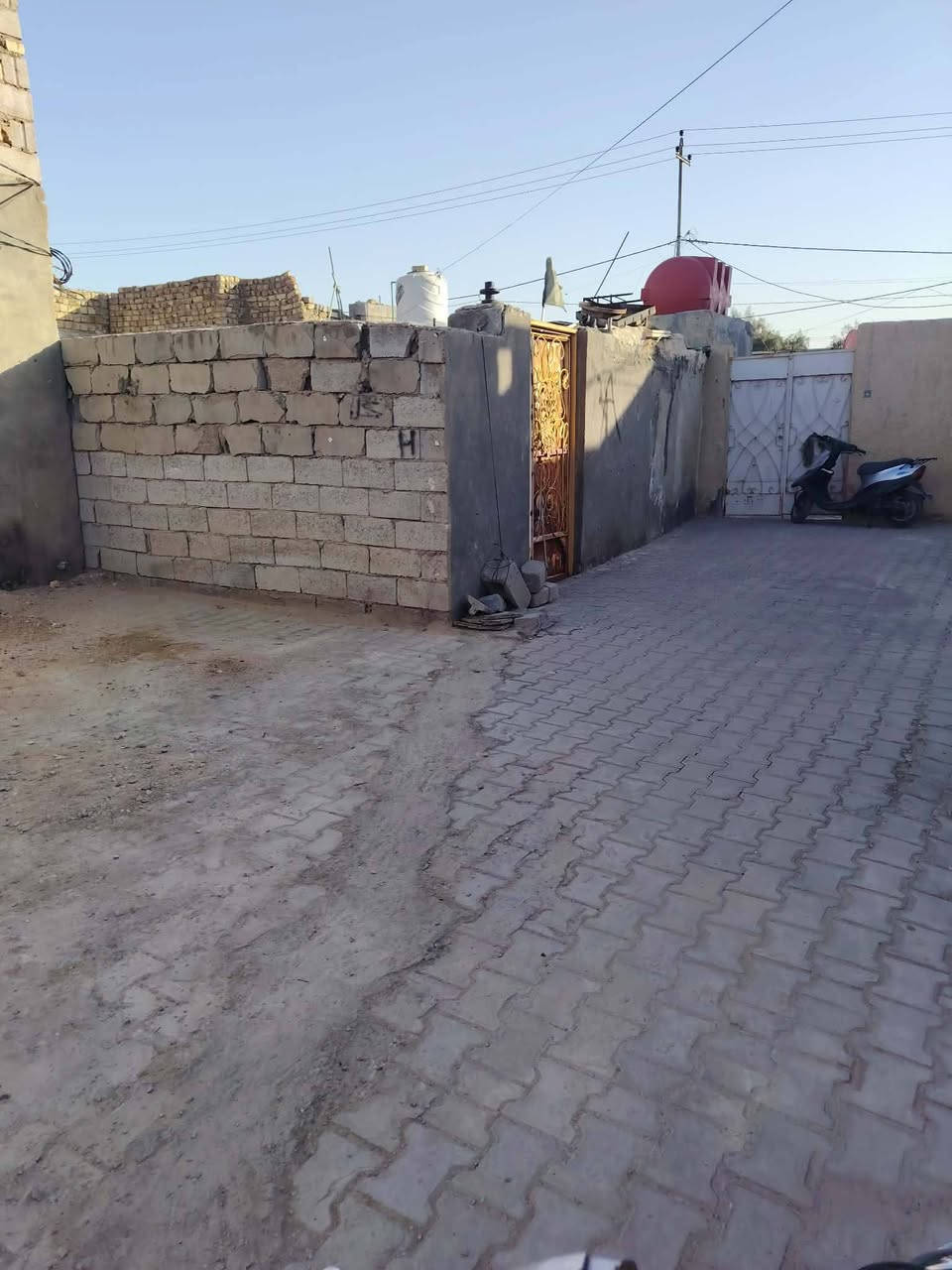 بيت رقم للبيع
منطقه قريه سيد جبار 
معاملته بلبلديه
مساحه 180 م
سعره 16
بناء غرفتين مع صاله مع استقبال مع صحيات مع مطبخ
بناء بلوك
للاستفسار مراسله الصفحه. او اتصال
ابو احمد
***********
