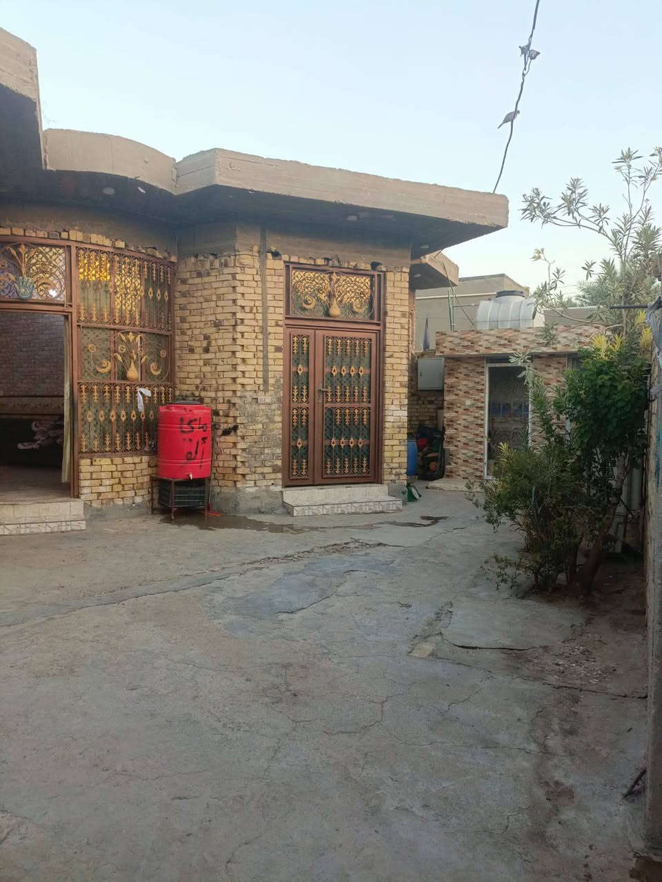 بيت للبيع في قضاء الشافعية قرب المستوصف الاول المساحه ٢٨٠ يحتوي على 3 غرف واستقبال 10 أمتار وصاله 14 متر وصحيات داخليه و خارجيه بناء حديث كونكريت مسلح الاستفسار الاتصال على رقم ***********
