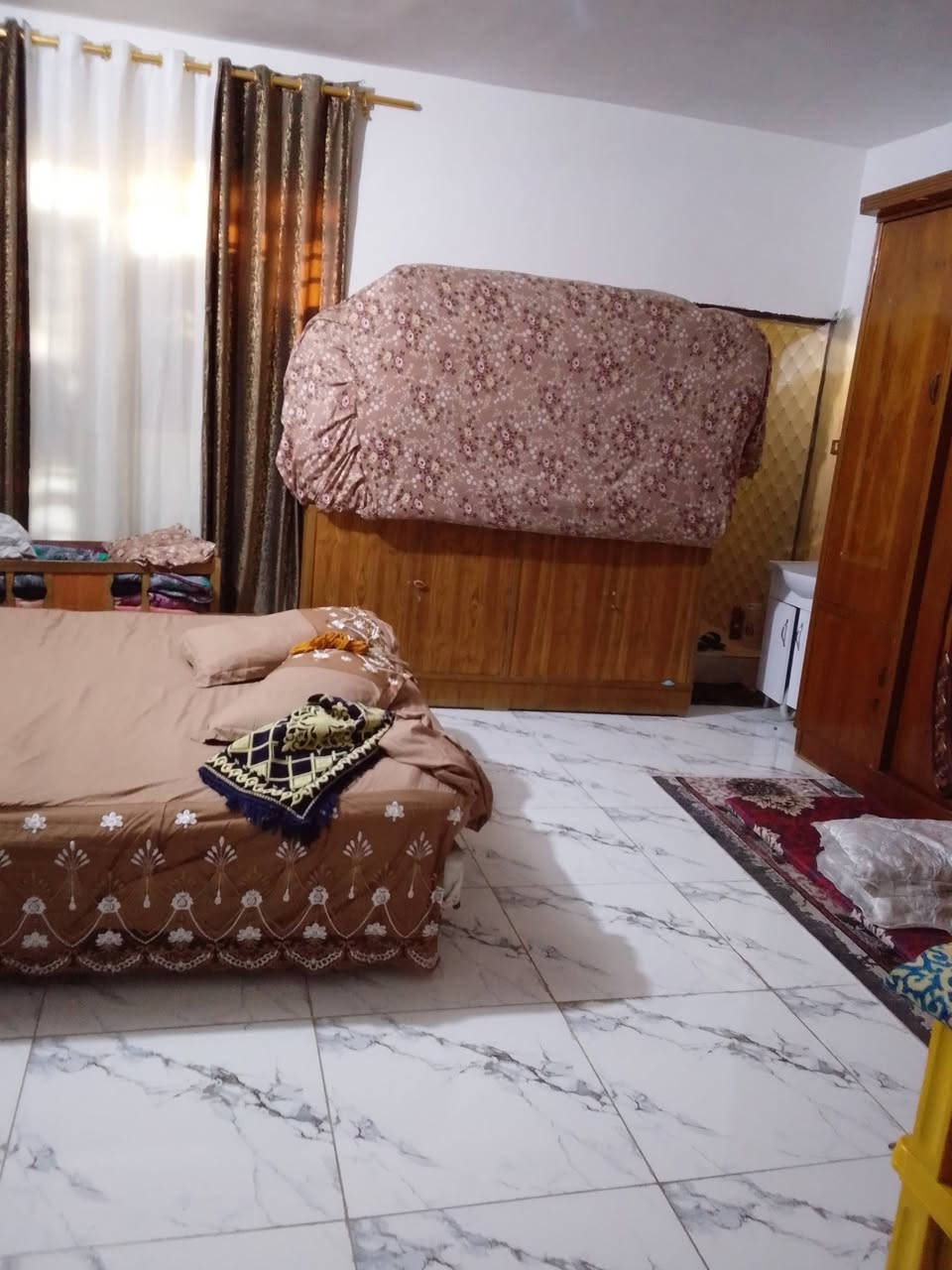 سلام عليكم بيت البيع او مروس حسب قناعا هور رجب خدماد كامله   شارع ابو دخيل اول شارع غرفتين نوم غرفه الفوك كبيره معا صحيات الفتفسار *********** سعر 95 بي مجال شويه
