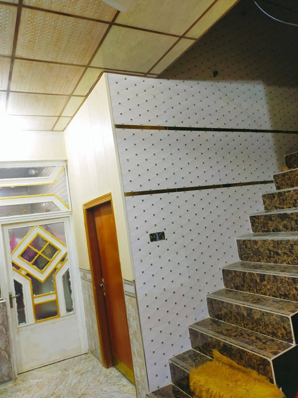 مشتمل للبيع فول درجه اولى سيراميك وتغليف وسقوف ثانويه وكهرباء بواري تأسيس ماء اساله زائدماء بير معه نصف قطعه ايضآ للبيع الموقع بلور بلقرب من محلات ابوخميس للاتصال على الرقم ***********
