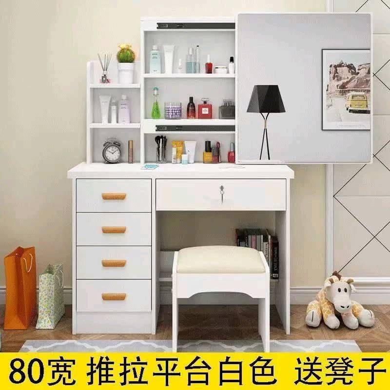 لهواة التنظيم والأناقة، أقدم ميز تسريحة كلاسيكي بمرايا منزلقة تحتوي على رفوف متعددة لتنظيم أدوات التجميل والعطور، وتصميم أنيق يناسب جميع ديكورات الغرف. يتوفر بلونين: أبيض وبيجي لتناسب جميع الأذواق. يأتي مع كرسي مريح. استخدام بسيط وتصميم عصري سيضيف لمسة من الفخامة لغرفتك.