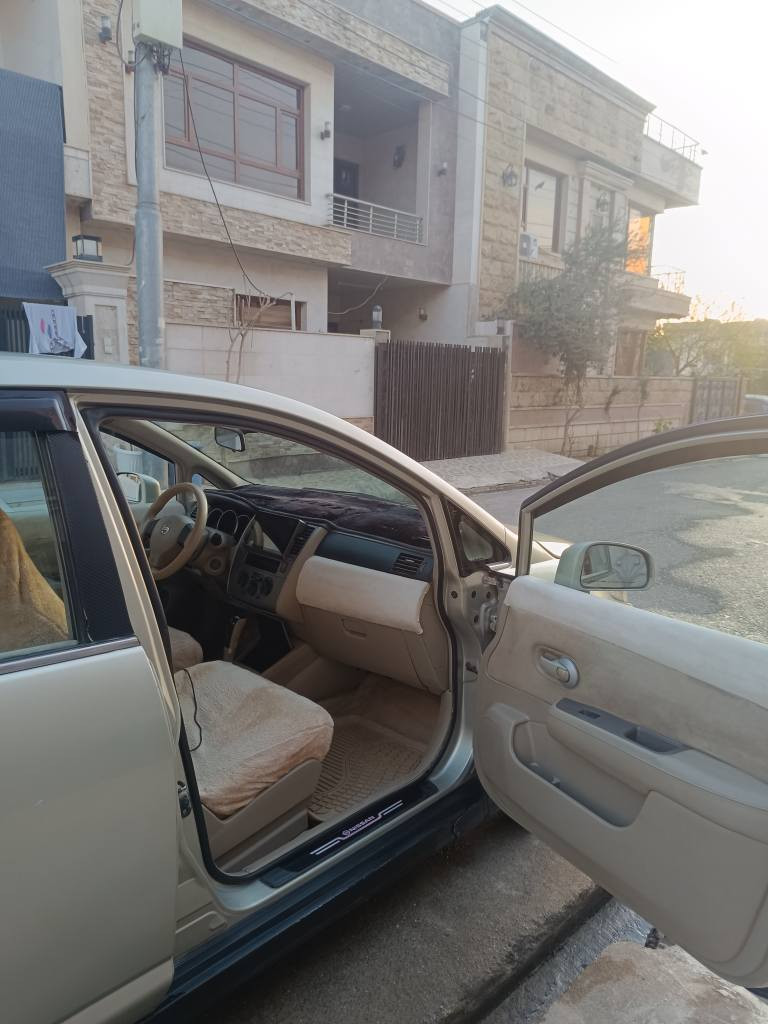 نیسان تیدا 
مۆدێل 2007 
گێڕ تۆماتیک 
چوارجام کارەبای
ئاوێنە کارەبای
شاشە ئایپاد و کامێرا 
تەبرید لەسەر سویج 
عام کراوە بۆجوانی 
جەمپێکی خەفیفی پشتەوەی هەیە
سەنەی تا 2029  ،هەزەی نوێیە
بەناوی خۆمە تەحویل و وەکالە بەشەرت
نرخی 78وەرەقە و مەجال 
ژمارە مۆبایل : *********** أربيل, العراق
