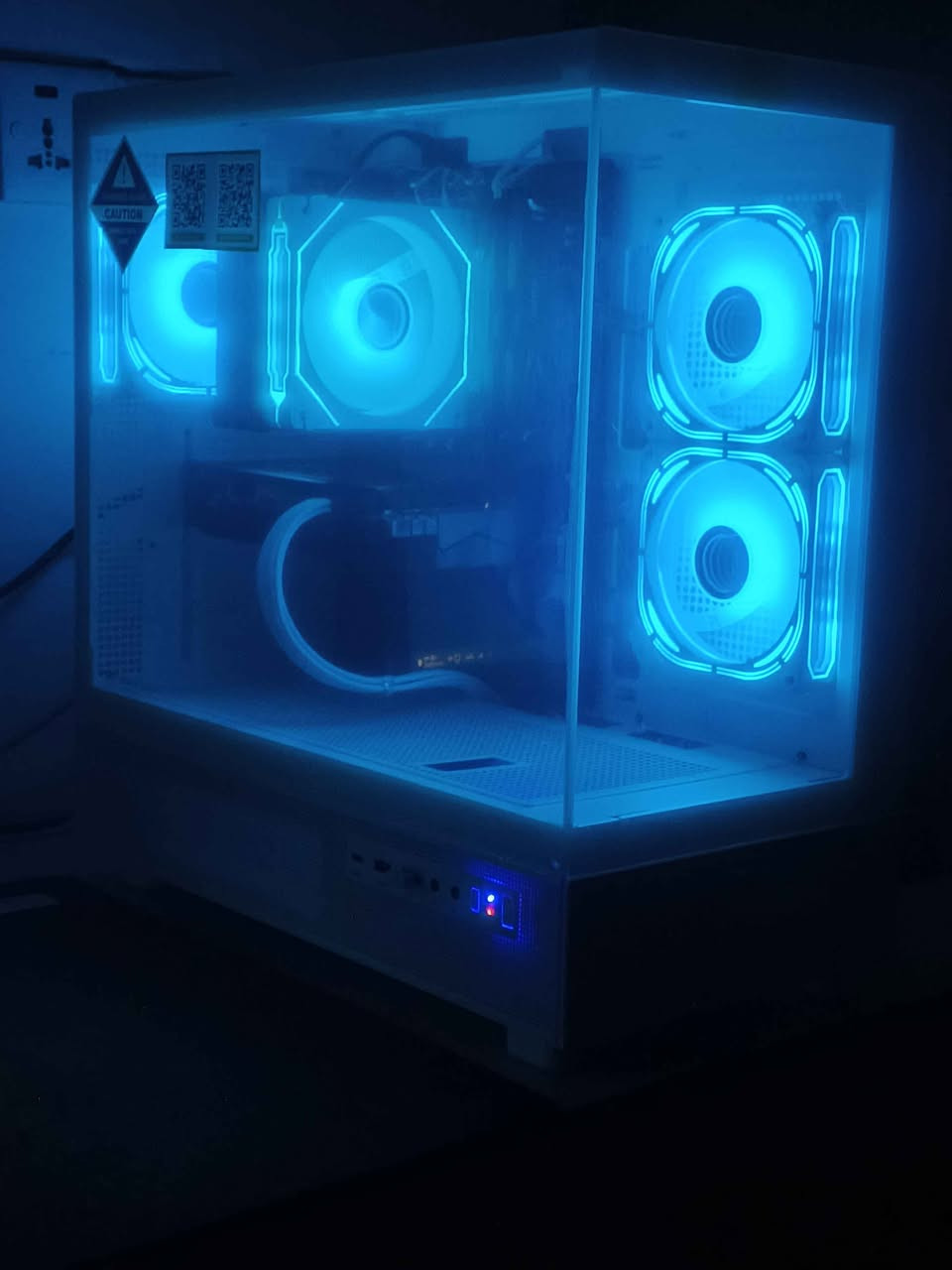 السلام عليكم 🌹 
حاسبة+شاشة+ماوس+كيبورد+ماوس باد

مواصفات:

الحاسبة
I7 8700
Deepcool 400xt cpu cooler with argb fan
Msi z390-S01
16gb 2×8 3200mhz puskill ram
Peladn RX 6600 8GB GDDR6
Adata 256gb ssd 
Seagate 500gb green 
Gamemax gp-550w psu 80+
Dark flash dpx90 white with 3argb fans
Windows 11 pro 25H2 

الشاشة
Philips 1080p 24inch 144hz va مقوسه

الاكسسوارات
ماوس hxsj t90 wireless white 
كيبورد ميكانيكي ريد سوتج ابيض rgb
ماوس باد حجم 90×45×3 mm

السعر 915 الف مع التوصيل فقط 🔥 
توصيل لكل المحافظات 🚚 

الكيس جديد بالنايلون والاكسسوارات كلهن جدد

العنوان: بغداد السريدات الجديدة وره صيطرة الشعب 
تريدهه توصيل او تريد تجي و تفحص باليعجبك

للحجز خاص او واتساب:
*********** بغداد, العراق
