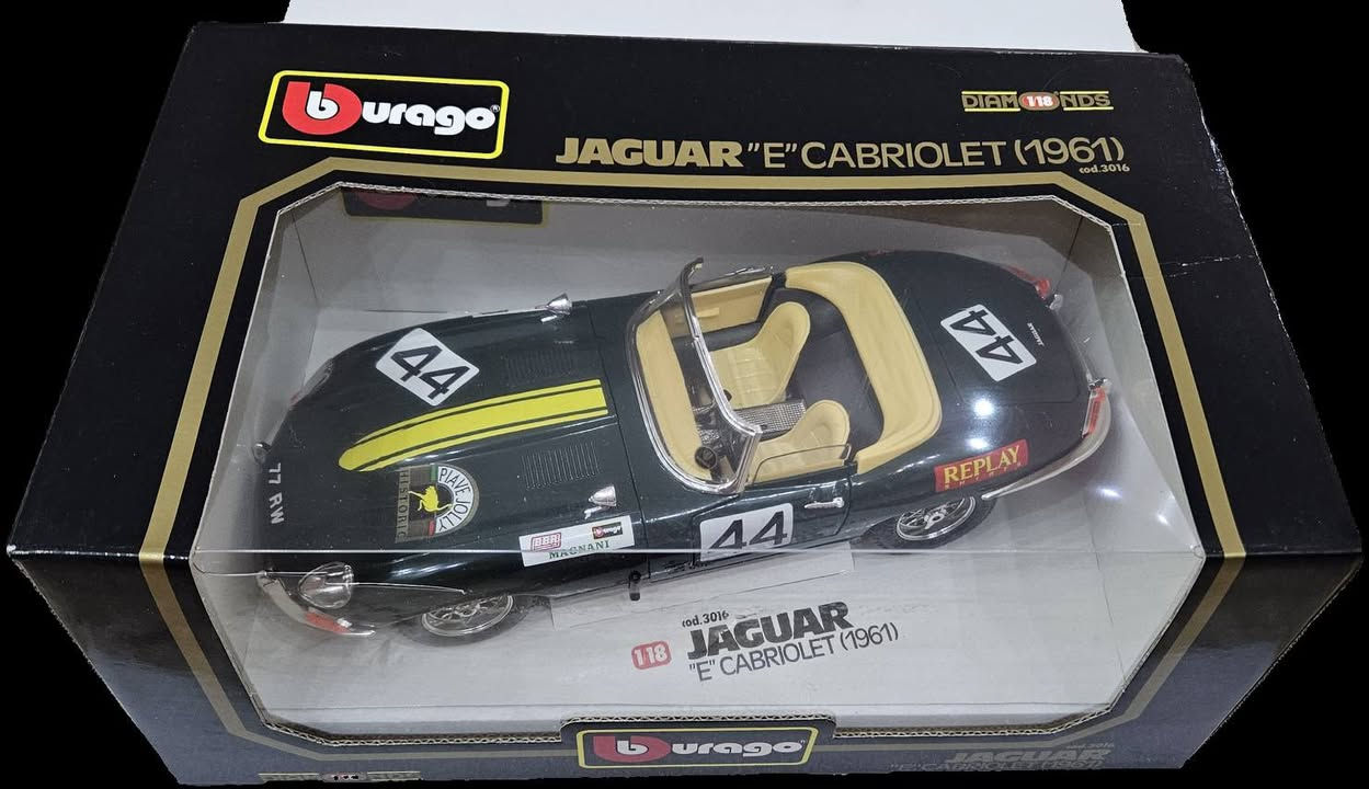 السلام عليكم
مصغر بوراكو  Bburago سيارة جاكوار Jaguar E-Type Cabriolet موديل 1961 
صناعه ايطاليه 

بمقياس 1:18

 السيارة باللون الأخضر مع خطوط صفراء ورقم السباق 44.

السعر ٦٥


**إذا كنت صاحب هذا الإعلان وتريد حذفه لأي سبب، رجاءا أرسل رسالة إلى الدعم الفني**