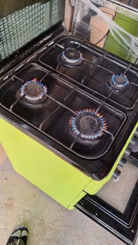 طباخ 4 عيون كله شغال شرط الفحص. والسعر 90 الف وبي مجال قليل 0780497781...