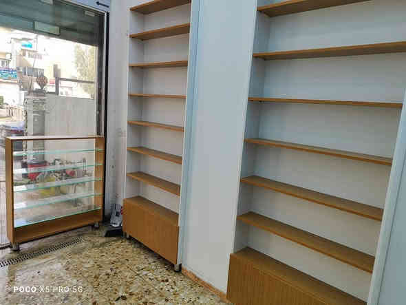 السلام عليكم غراض رفوف 
( 2 ميز جام + 2 فاترينه + 2 اطار خشب + 1 عارضة جام )
السعر الكلي ( ٣٥٠ ) سعر نهائي لعنوان شارع فلسطين ***********
