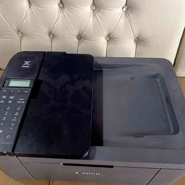 طابعه كانون tr4645 طابعه صار شهر من اشتريتها بلباكيت استخدام قليل طابعه شغاله كلشي مابيها تدعم الواي فاي والطباعة عن طريق الموبايل وتستنخ عادي وملون وسكنر وفيدر مال ملازم وياها سيت احبار متروسات اشتريتها قبل شهر ١٧٥ اريدها ١٢٥ وبيها مجال للاستفسار للاتصال***********
