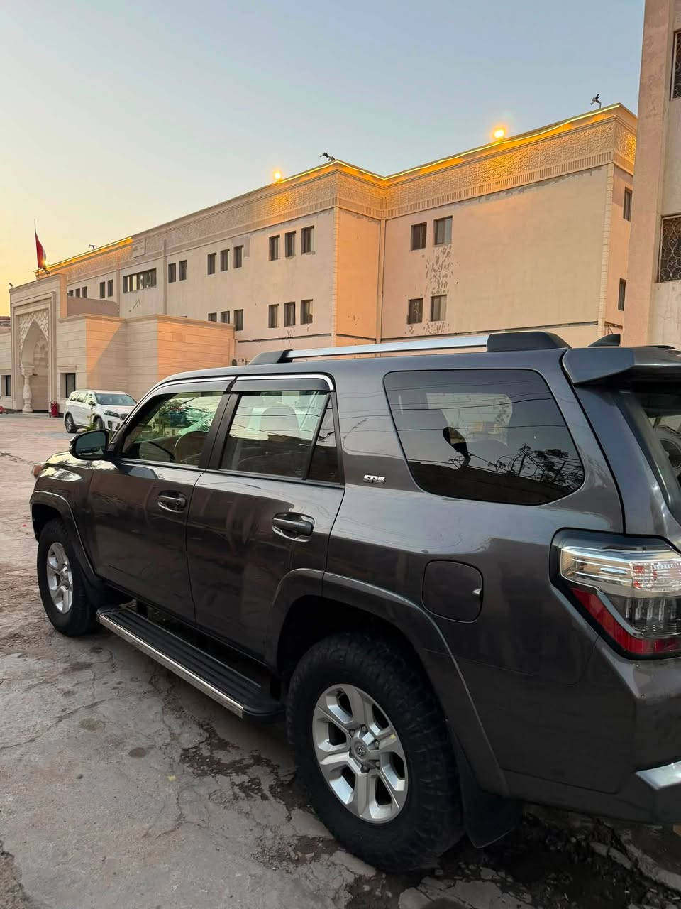 السلام عليكم 4RUNNER SR5 SE PRIMIUMM اعلى فىة
ماشية 59km
فول مواصفات فور ويل وبصمة وفتحة وكشنات جلد وكهرباء وتدفئة كشنات ومقود ورادار 360 وكامرات 360 وانظمة قيادة ومنحدرات وتحديد مسار  الخ 
السيارةمعروضة 270 ورقة 
ه / ***********
