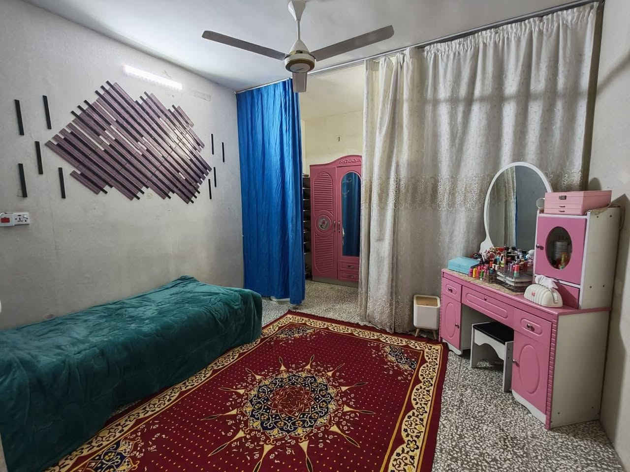 السلام عليكم من رخصت أخوية الأدمن عندي ٨٠م واجة ٤م نزال ٢٠م بيت جديد بلقاهرة الثانية ٣طوابق بي طرمة صالة مطبخ خدمات حولي وغرفة نوم منور طابق الثاني ٢نوم وخدمات طابق الثالث بيتونة وسطح البيت بناء ٢٠١٧ بيت جديد عرض الشارع ١٢م ماعدا الرصيف قريب ثانوية الرافدين سعرة مناسب أستفسار على رقم ***********
