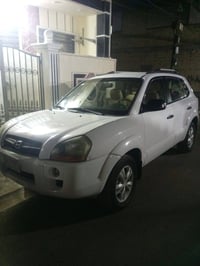 سياره للبيع توكسان الموديل 2009 سياره بيها بس باب صبغ نص سياره الباقيه...