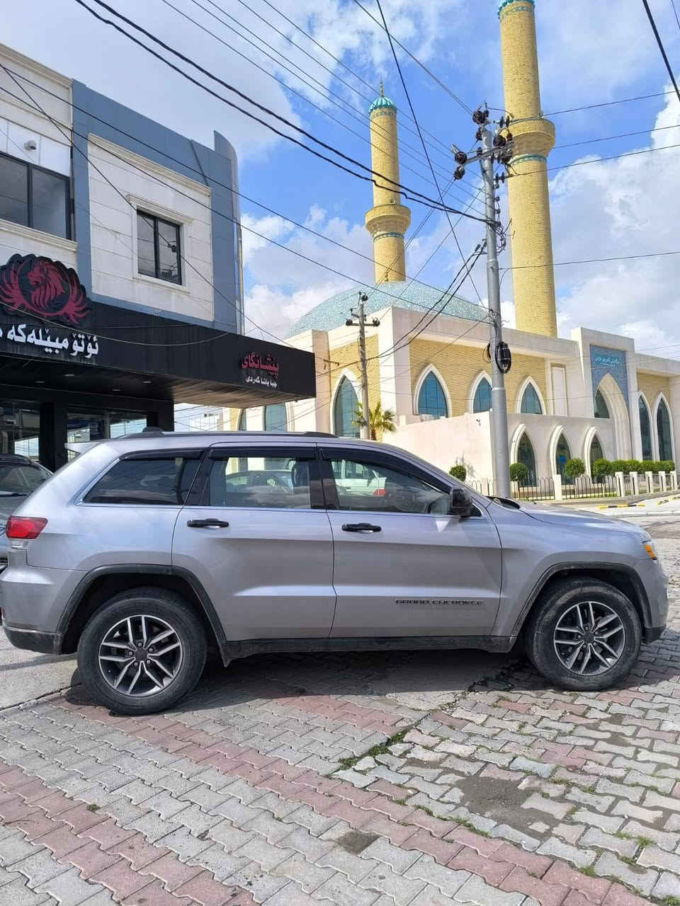 Jeep grand Cherokee 2021
٤ پارچە سبوغ(بۆنیت ، سەندووق ، ٢ دەرکەی سەکن) 
٢ دەرکەی لای سایق بیلاد گۆڕاوە
بێ ناوگرتن ، ئێرباگ دەژبول سیستەم 
شەش پستۆن 
 مەکینەی کەپس 
سەنەوی نوێیە 
١٢٨ هەزار کم چووە 
نرخ/ ٢١٠٠٠ $ 21000 أربيل, العراق


**إذا كنت صاحب هذا الإعلان وتريد حذفه لأي سبب، رجاءا أرسل رسالة إلى الدعم الفني**