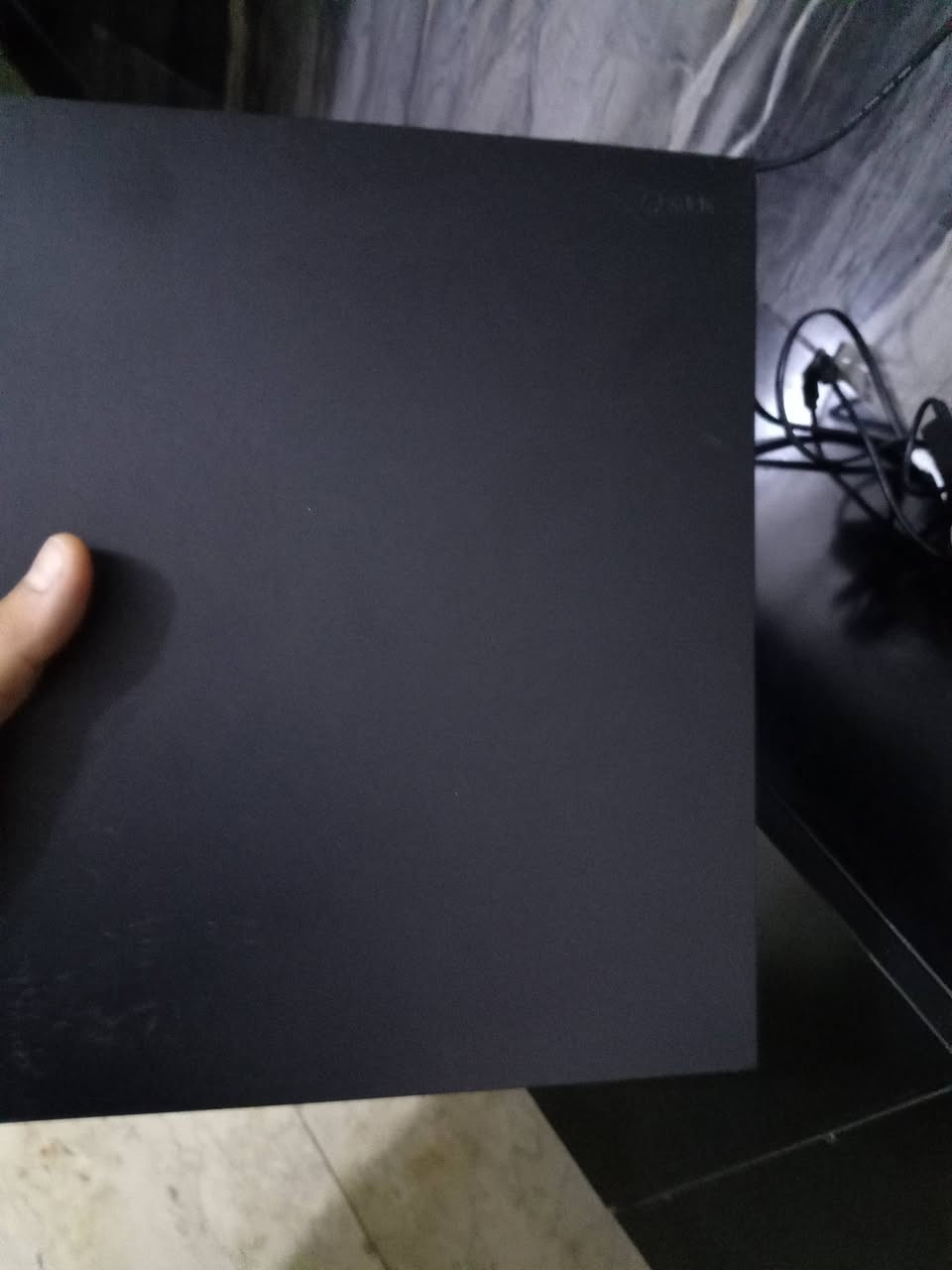 السلام عليكم شباب، متوفر جهاز Xbox One X نظيف جداً وبحالة ممتازة (شبه جديد) للبيع. الجهاز غني عن التعريف بقوته وتشغيله للألعاب بدقة 4K حقيقية وأداء سلس جداً.
📌 المواصفات والتفاصيل:
المساحة: 1 تيرابايت (1TB).
الحالة: نظيف جداً، خالي من أي عيوب أو مشاكل، وما مفتوح نهائياً (لوك ستيكر).
الملحقات:
يدة تحكم أصلية عدد [ 2 ] بحالة ممتازة.
واير الطاقة (Power Cable) + واير HDMI الأصلي.
💰 السعر:
[275 ألف دينار] 
📍 مكاني بغداد توصيل ماعندي
📞 للتواصل والاستفسار: يرجى مراسلة الخاص (الدايركت) أو الاتصال على الرقم: [ *********** ].
ملاحظة: الجهاز للفحص والمعاينة قبل الشراء للتأكد من نظافته.
