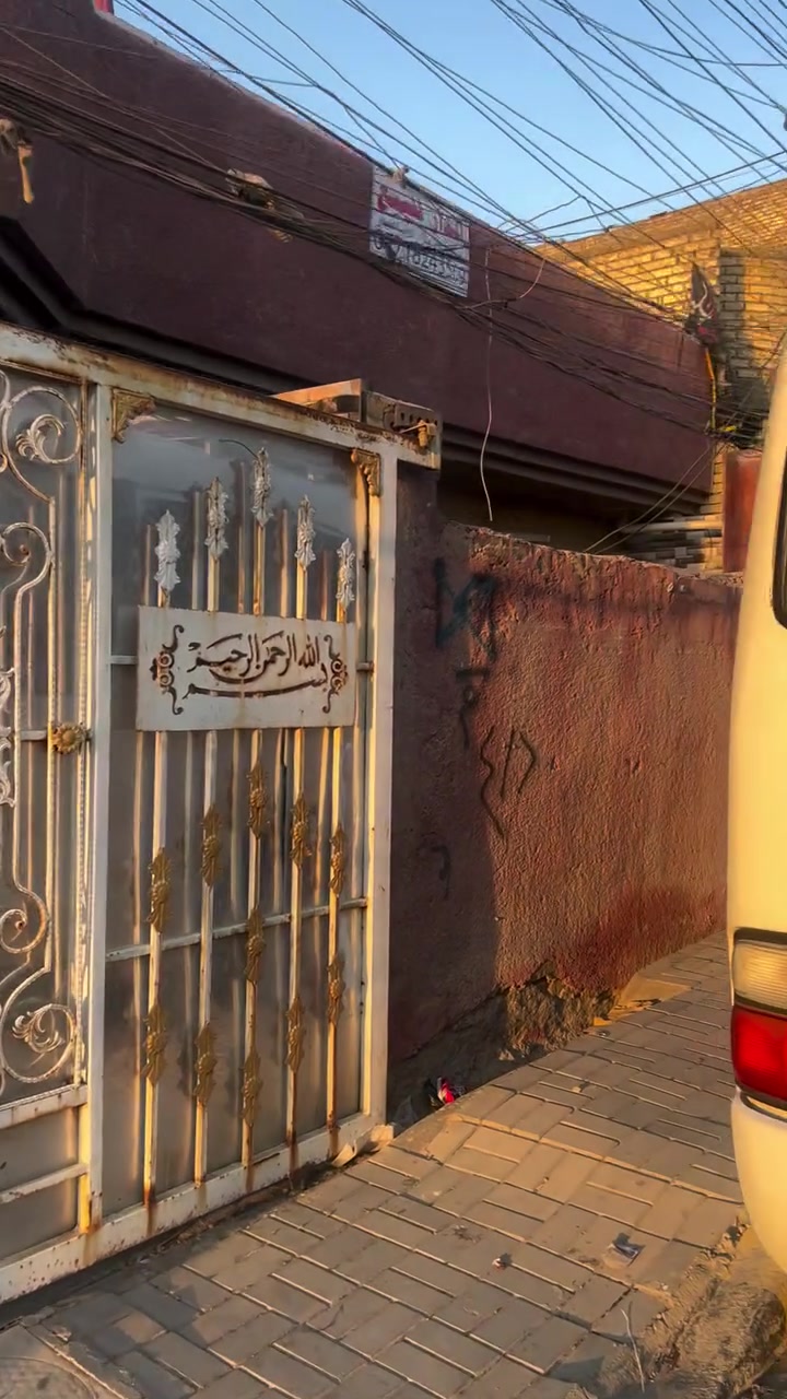 السلام عليكم بيت مساحه 240متر للبيع ثاني بيت عن الشارع بي 4غرف نوم وستقبال وصاله ومطبخ الاتصال ***********منطقه حي الكوفه فرع إسواق السيد
