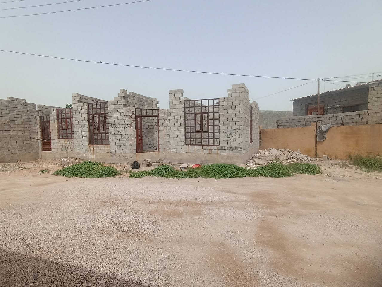 السلام عليكم
للبيع هيكل+مشتمل من ضمن الهيكل 
كامل أبواب وشبابيك 
مساحة 300 متر 
حديقة أمامية وخلفية 
المكان جبيل التاميم قرب الجسر الثالث
جنس العقار: زراعي ماشيه بي معاملة طابو  
الشارع 10 أمتار 
السعر المطلوب 55 مليون وبي مجال أومراوس بيت أوقطعه مكان زين
للإستفسار ***********
