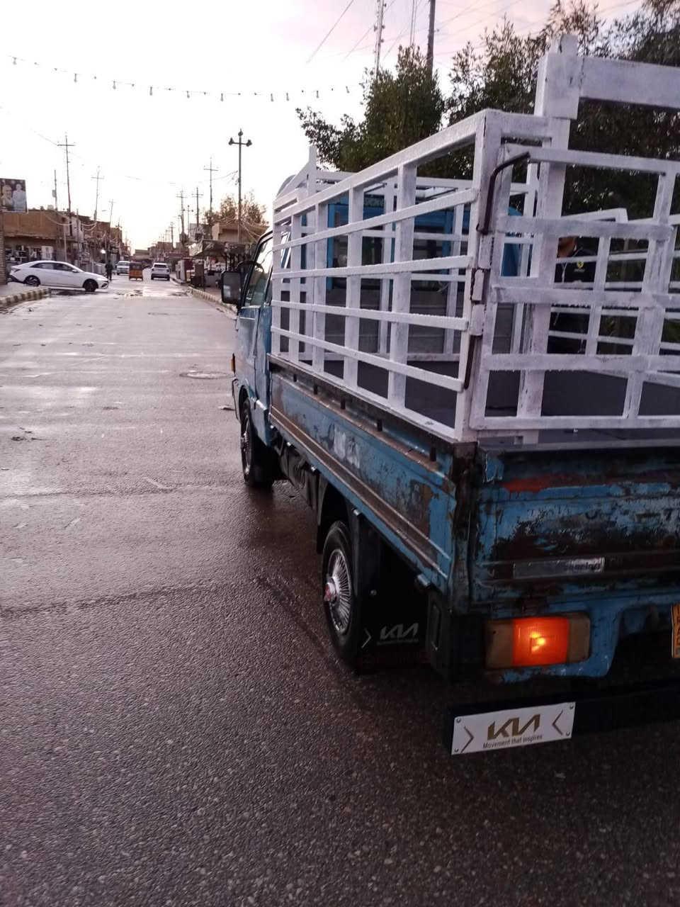 السلام عليكم كيا بنكو موديل 94
رقم واسط سنويه لنهاية 30 رقم انكليزي باقي بس استلام اللوحات 
مكينه اكسن خير من الله 
كير بيه بس النمره الثالثه تفلت 
السياره بلاديه كشرته ما مصبوغه بيه بس الهلال الجهه اليمني مصبوغ 
شاصي مكفول من الكسر والفطر واللحيم 
رقم شاصي واضح كلش 
مداور واستلام لوحات ثاني يوم 
مكان السياره مركز الكوت 
السعر 42وببه مجال 
رقم الهاتف ***********
                ***********
