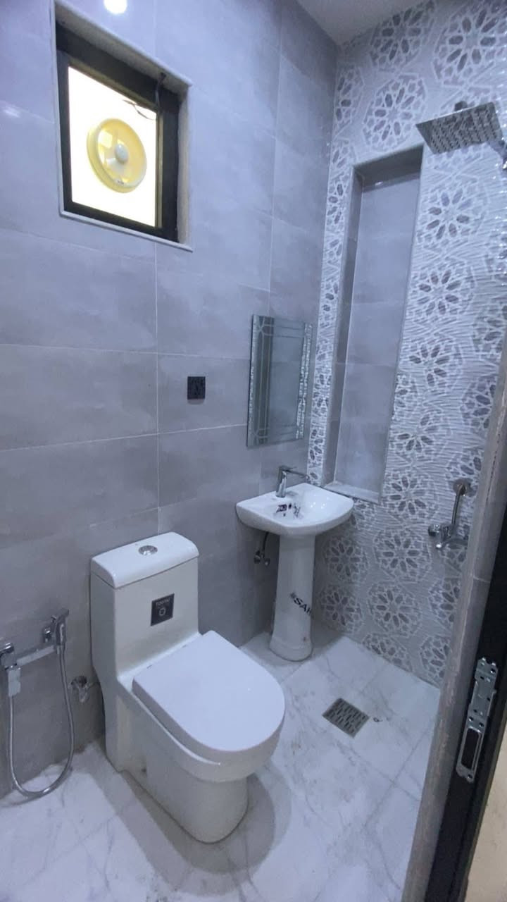 للايجار 90 متر
4 غرف نوم وصالة ومطبخ خدمات السعر مليون قفل 
***********
