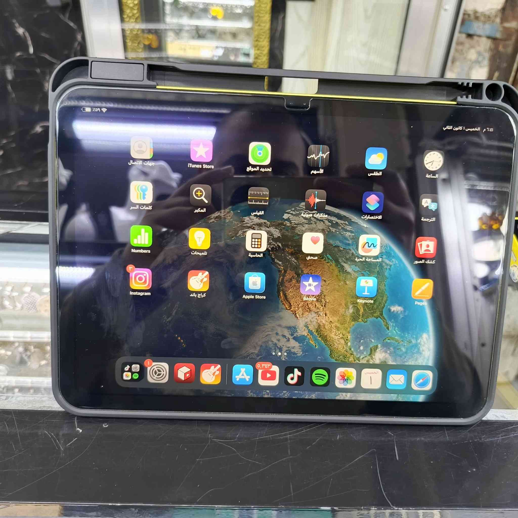 السلام عليكم مرخصت صاحب الكروب 
ايباد 11 A16
جديد مستخدم سبوع فقط 
ذاكره 128
بطاريه 100
مشحون 11 مره بس 
بعده داخل الضمان
شخط مابي جديد 
لون ذهبي علا اصفر 
ويا كامل ملحقاته من شاحنه من باكيته 
+كفر دفتري مخمل 
المكان البياع شارع عشرين 
يتوفر توصيل جميع المحافضات 
***********
