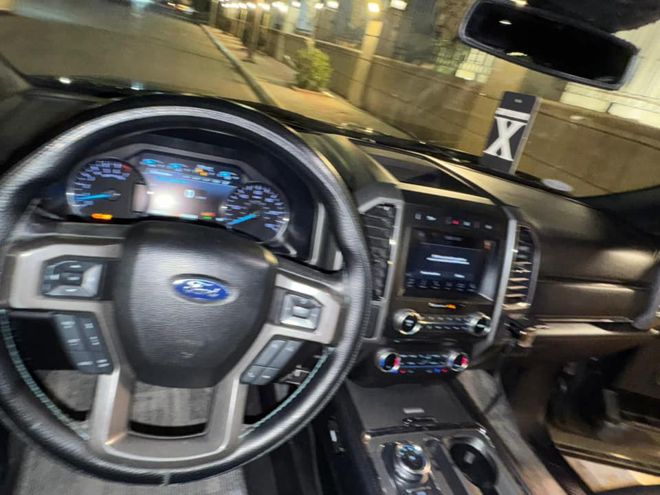 السلام عليكم 
سياره للبيع 
فورد 

موديل 2018 فول مواصفات كلين 
بس بالعراق صبغ جاملغ جهت اليمين صبغ فقط
صور مرفقه للسياره 
سعر مطلوب 270 ورقه بيها مجال بسيط 
تواصل مع رقم غير متوفر واتس اب 
***********
