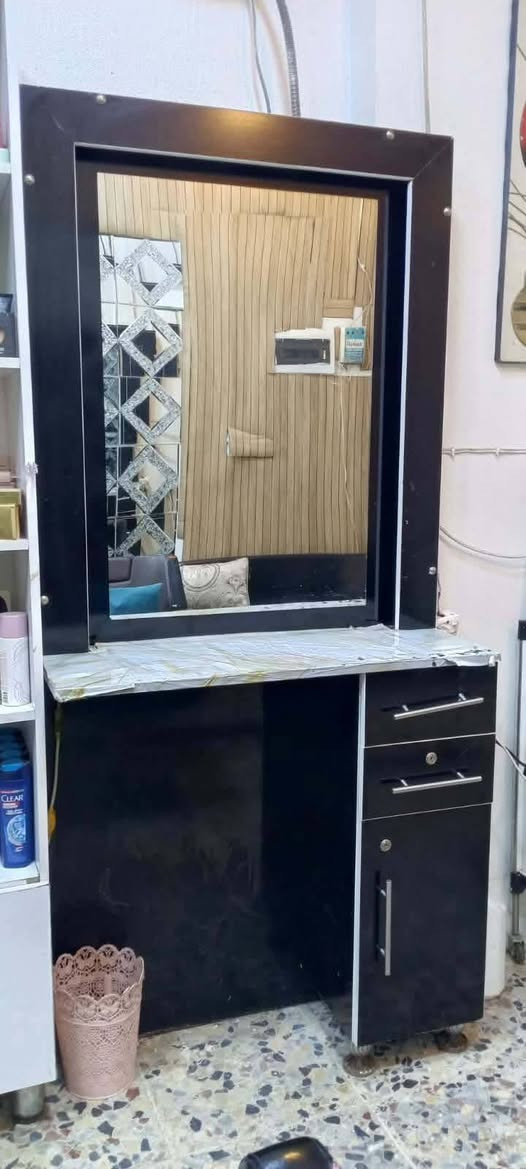 غراض صالون للبيع 
المرايات ٢ وكراسي ٢ ومغسلة وفاترينا  وقنفات شلعة وحدة 
بغداد الغدير ميسلون 
***********
