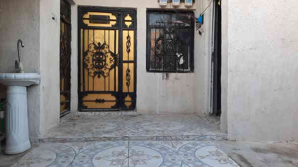 مشتمل للأيجار يتكون من غرفه وصاله وديوانيه ومطبخ صغير وصحيات وحديقه

#مطلوب عائله صغيره 

#العنوان ابي الخصيب فجة العرب شارع سيد غريب قرب جامع سادة الكريه 

#اللأيجار 300 بي مجال مع خط امبيريه واصله للبيت

#لتواصل *********** البصرة
