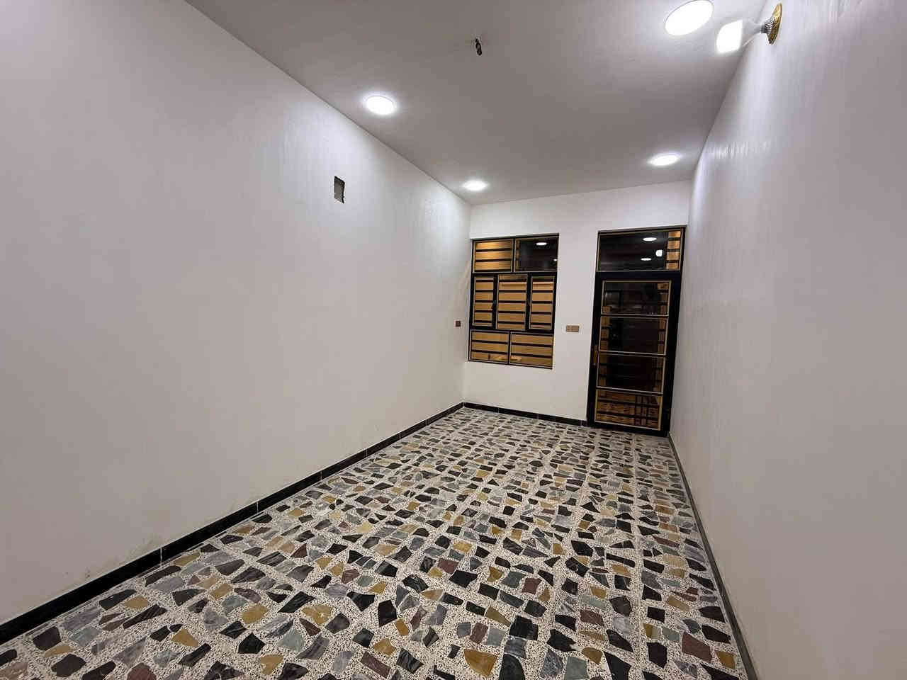 الدار للايجار 🏠🏘️
المساحة 75 م 
رصيف امام البيت 6 م 
عرض الشارع 20 م 
العنوان الشعب شارع عدن مقابيل مطعم حجي عادل
يحتوي على كراج صغير وخدمات خارجية واستقبال ومطبخ حار وبارد ومنور وخدمات وغرفة نوم 
ويحتوي الطابق الثاني على غرفتين نوم وخدمات ومكان غسالة وبيتونة وسطحين 
للاستفسار اكثر يرجى الاتصال على الرقم التالي ***********
او زيارة مكتب تبارك للعقار والمقاولات الكائن في شارع الاسواق المركزية قرب مطعم ميامي
