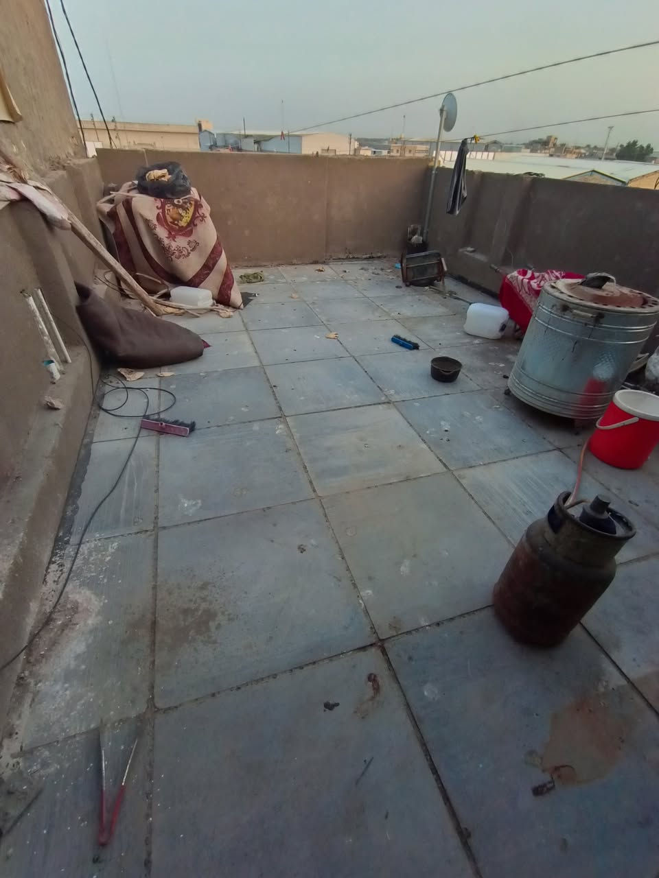 السلام عليكم بيت 100متر للبيع يم الاقواس قراب الشارع العام بناء البيت حديث كهرباء دفن بواري الماء دفن بي كم نقص البيت من الداخل جاهز مجهز مع بيع نص الاثاث للاستفسار اكثر الاتصال ***********
